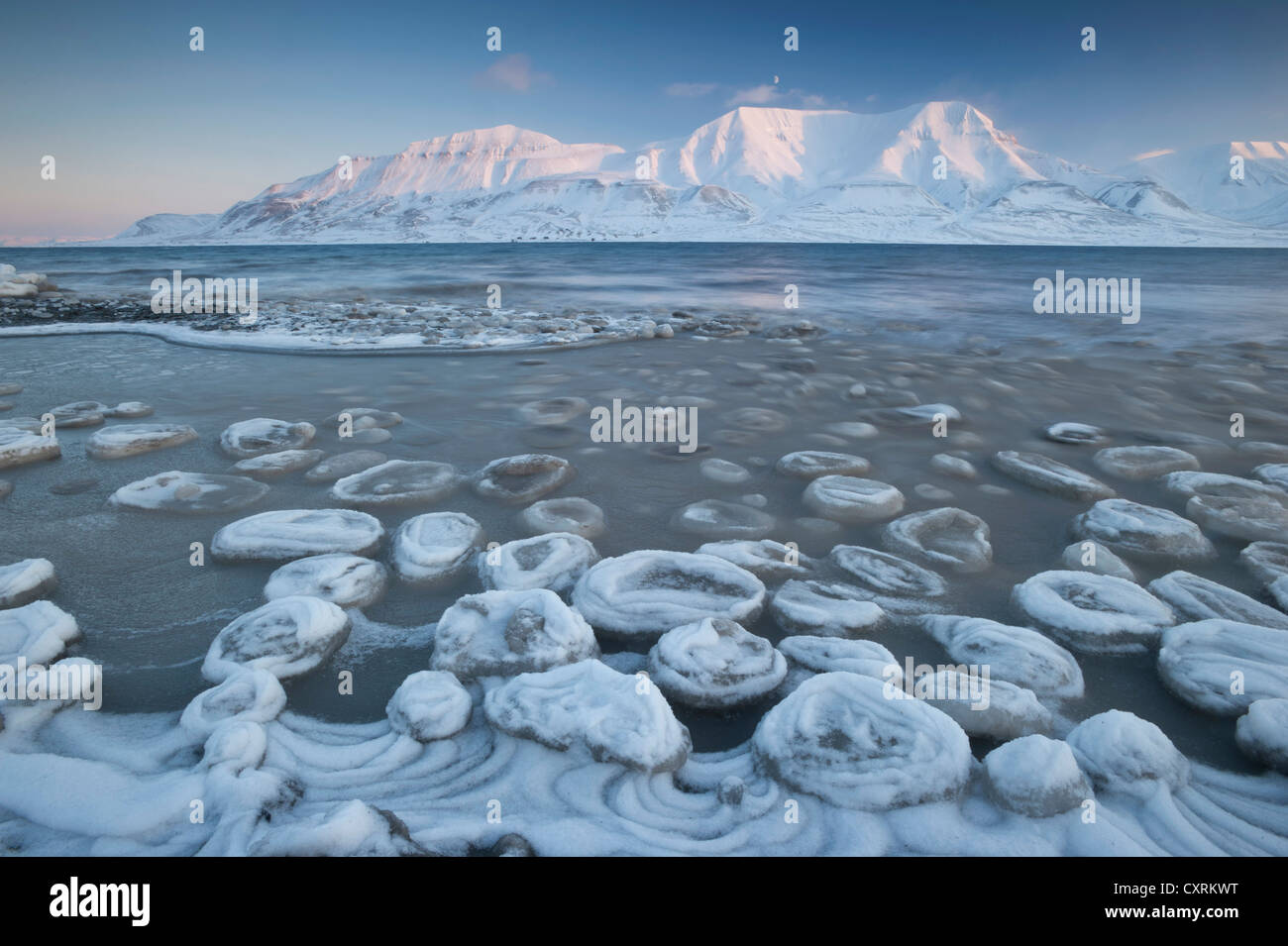 Meereis bildet auf den Advent-Fjord, Mt Hjorthfellet hinten, Spitsbergen, Longyearbyen, Svalbard, Norwegen, Europa, Stockfoto