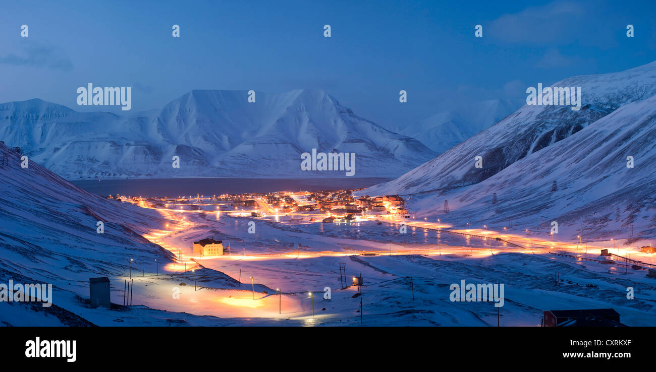 Stadt von Longyearbyen in der Dämmerung, Dämmerung der Polarnacht, Spitzbergen, Svalbard, Norwegen, Europa Stockfoto