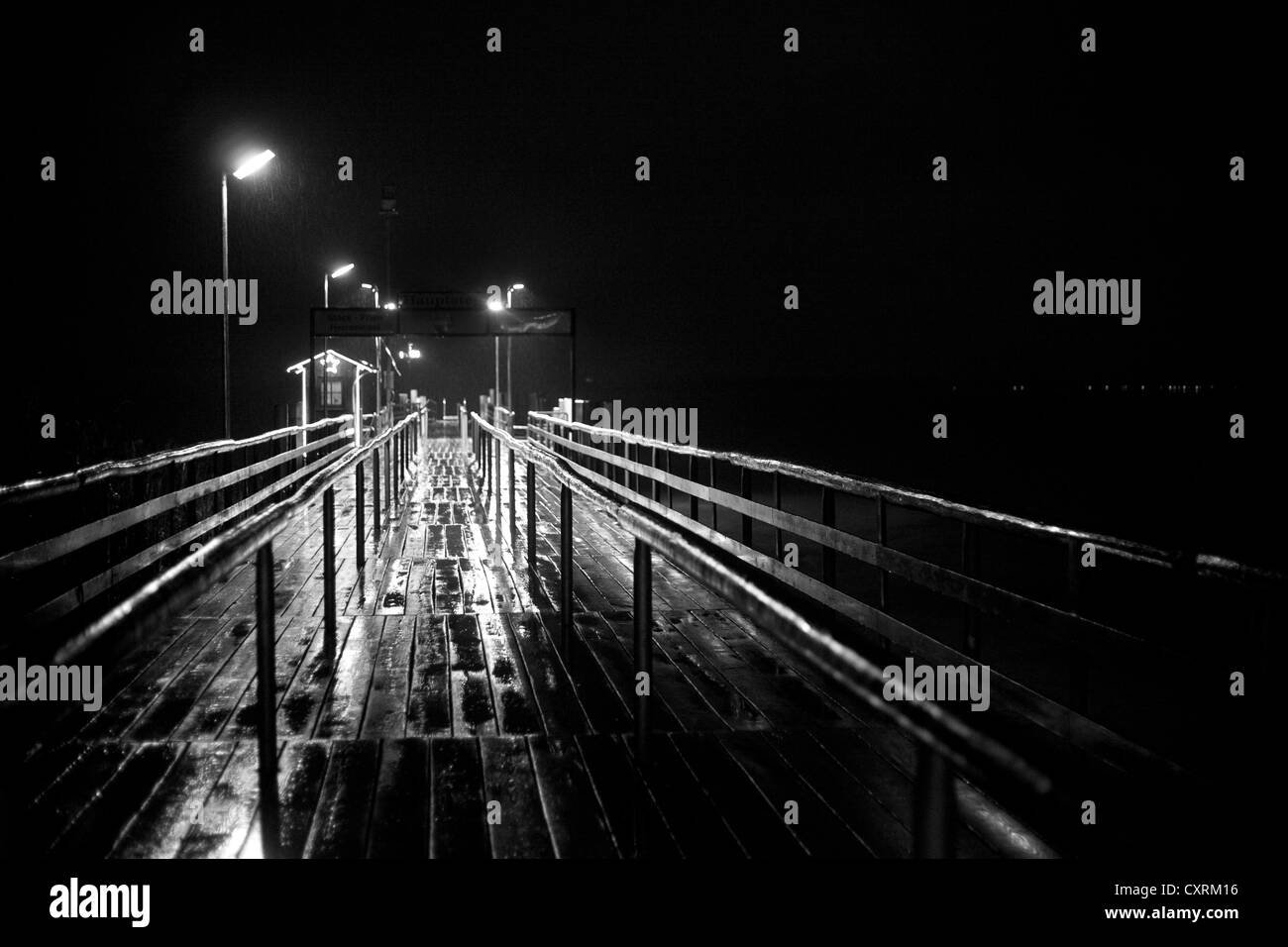 Schwarz / weiß-Scape einer Fähre an einem regnerischen Winterabend. Stockfoto