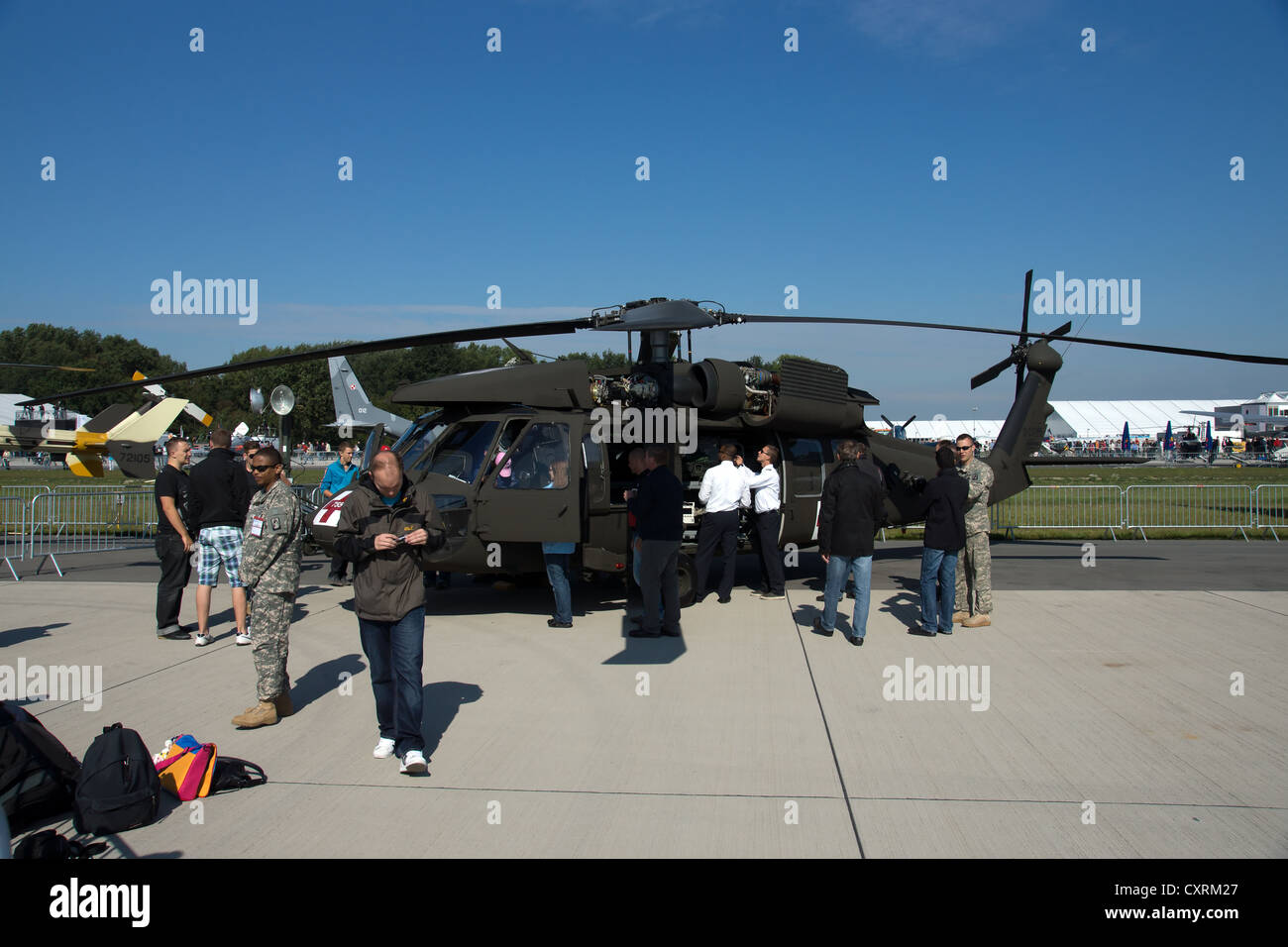 Besucher sehen den Hubschrauber Sikorsky HH-60 Blackhawk (USAF) Stockfoto