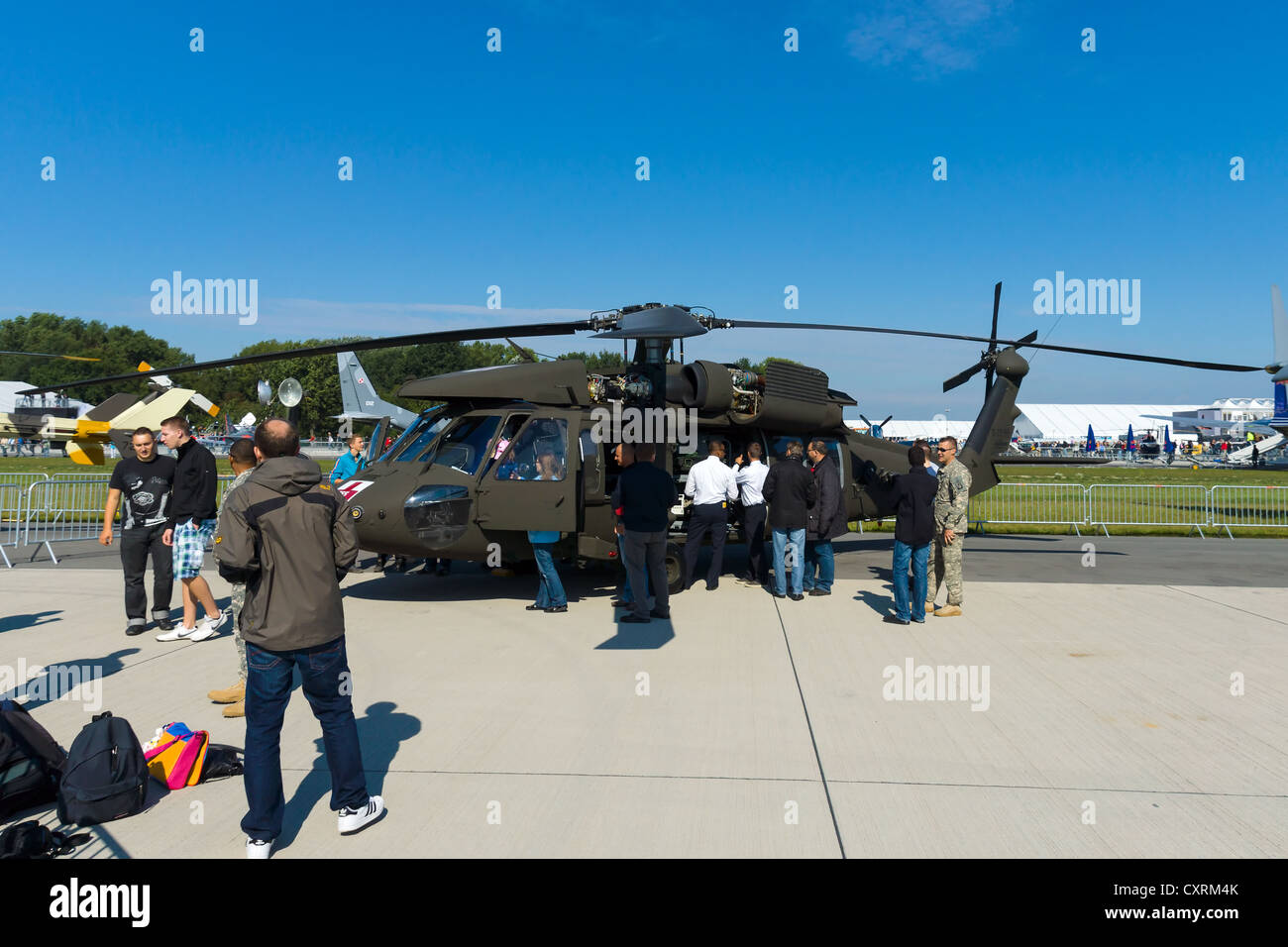 Besucher sehen den Hubschrauber Sikorsky HH-60 Blackhawk (USAF) Stockfoto