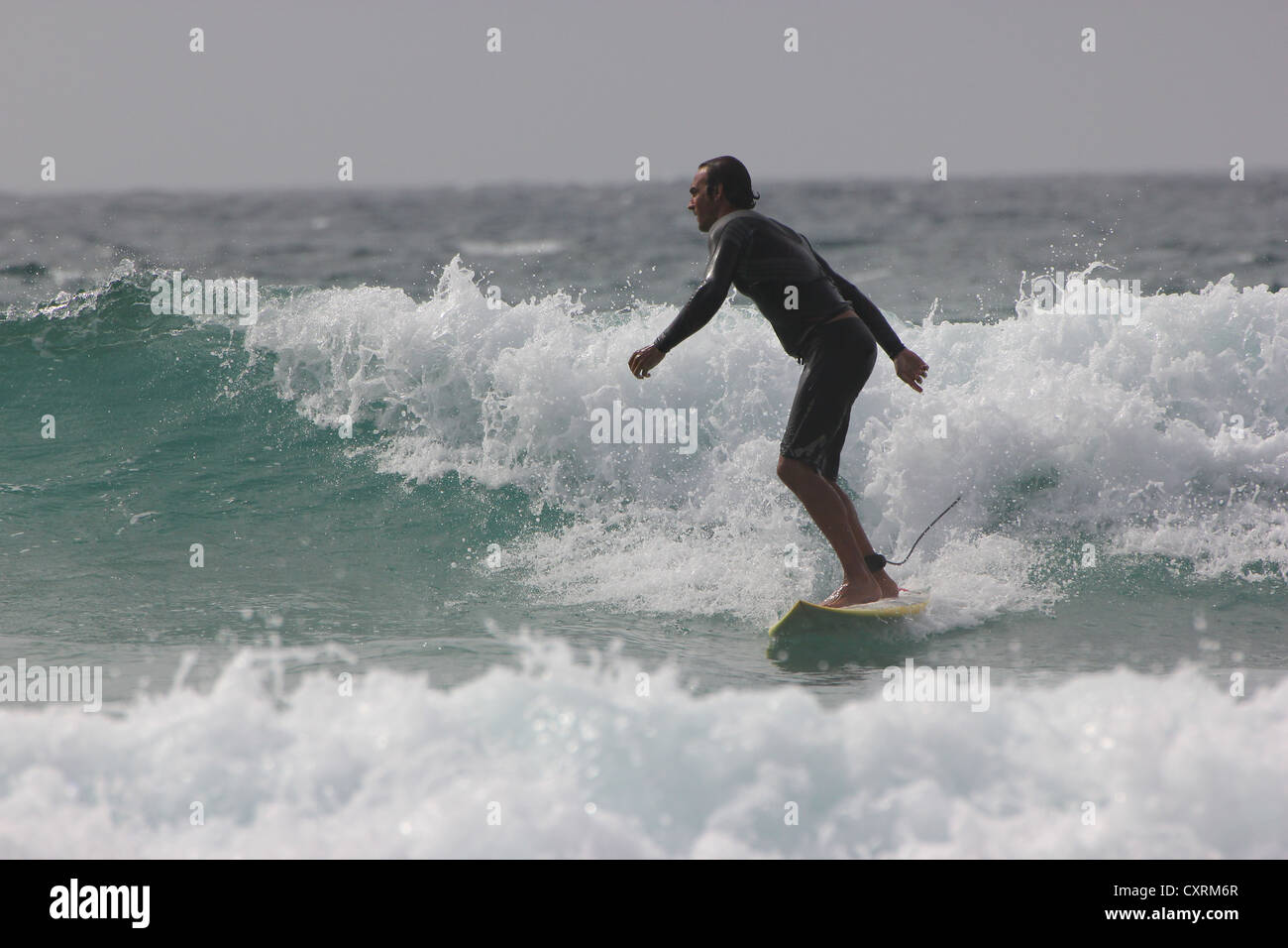 Surfer, Wasser, Surfen, Meer, Sand, Dünung, Wellen, Kanarische Inseln, Spanien Stockfoto