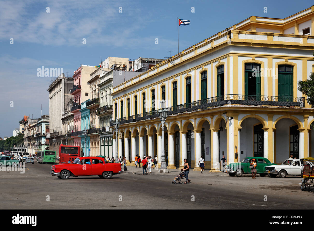 Straße, Parseo de Martí, Pittoresque, verfallenen Fassade, Passanten, Autos, kubanische Flagge, Villa San Cristobal De La Habana Stockfoto