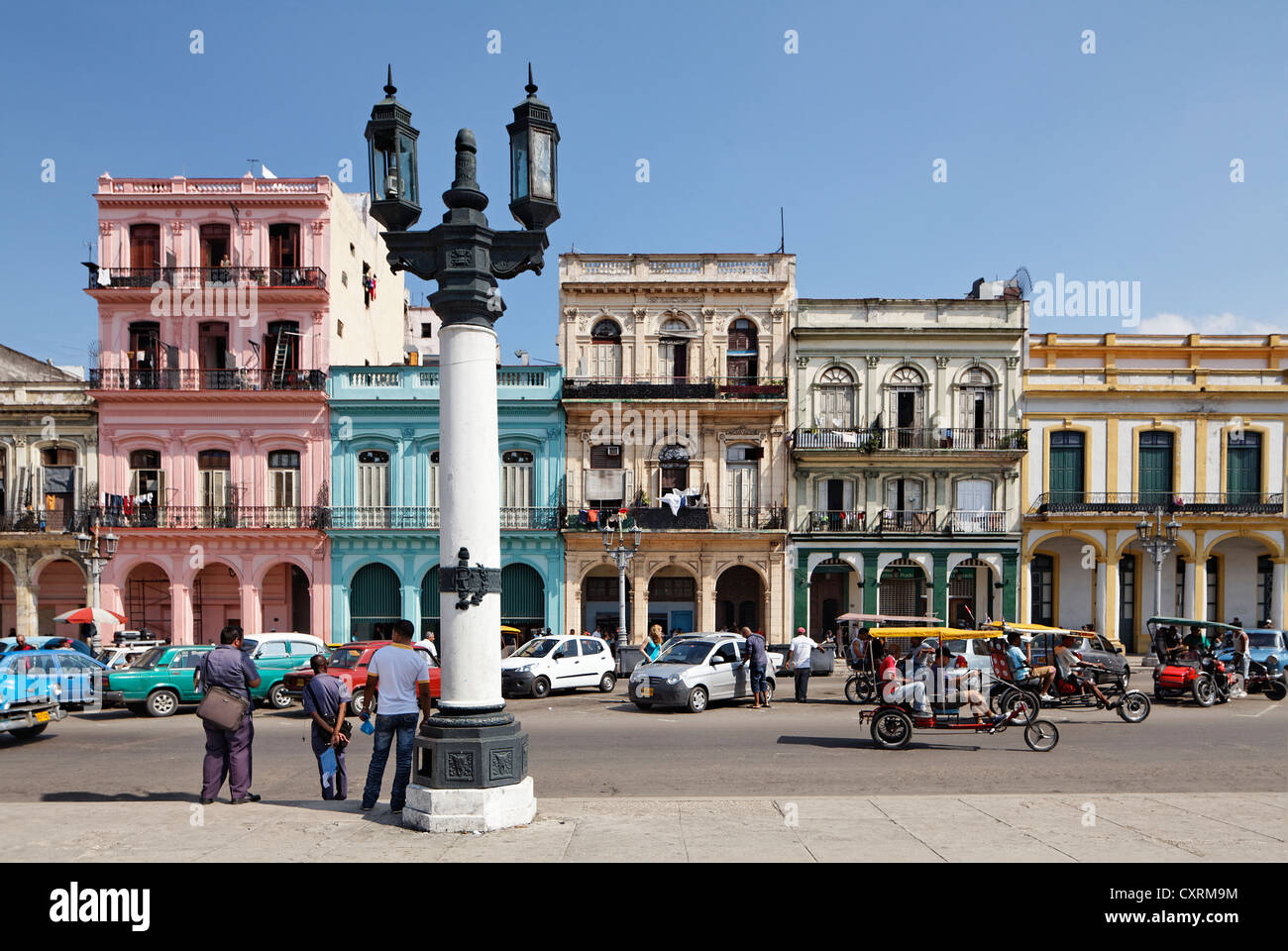 Straße mit Reihe von Häusern, Kandelaber-Laterne, Villa San Cristobal De La Habana, Altstadt, La Habana, Havana Stockfoto