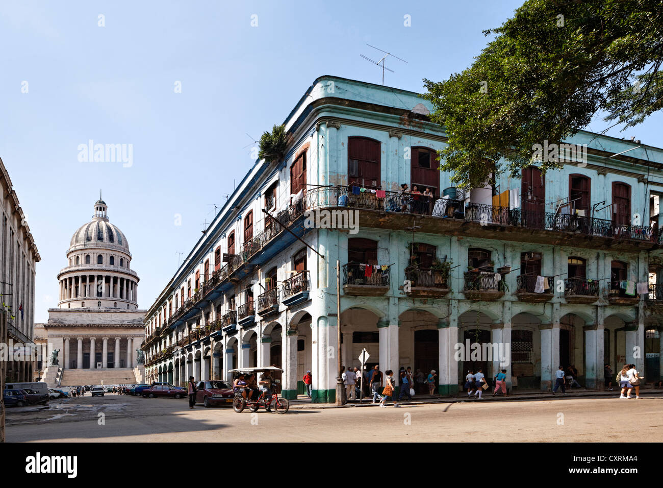 El Capitolio oder National Capitol Building, verfallenen Fassade mit Balkonen, Straße, Passanten, La Habana, Havana Stockfoto