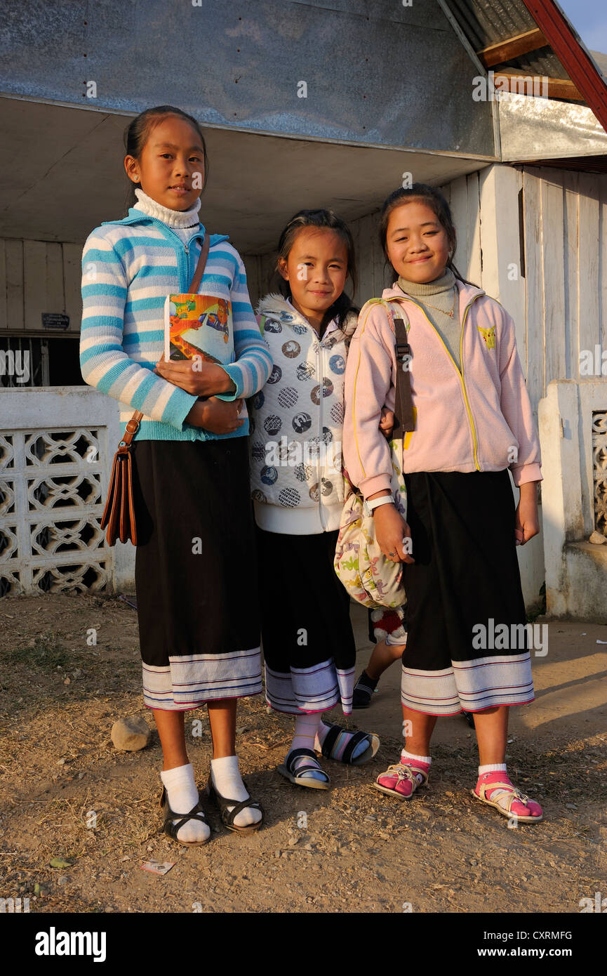 SchülerInnen in der traditionellen Schule einheitliche, Stadt Phonsavan, Laos, Südostasien, Asien Stockfoto