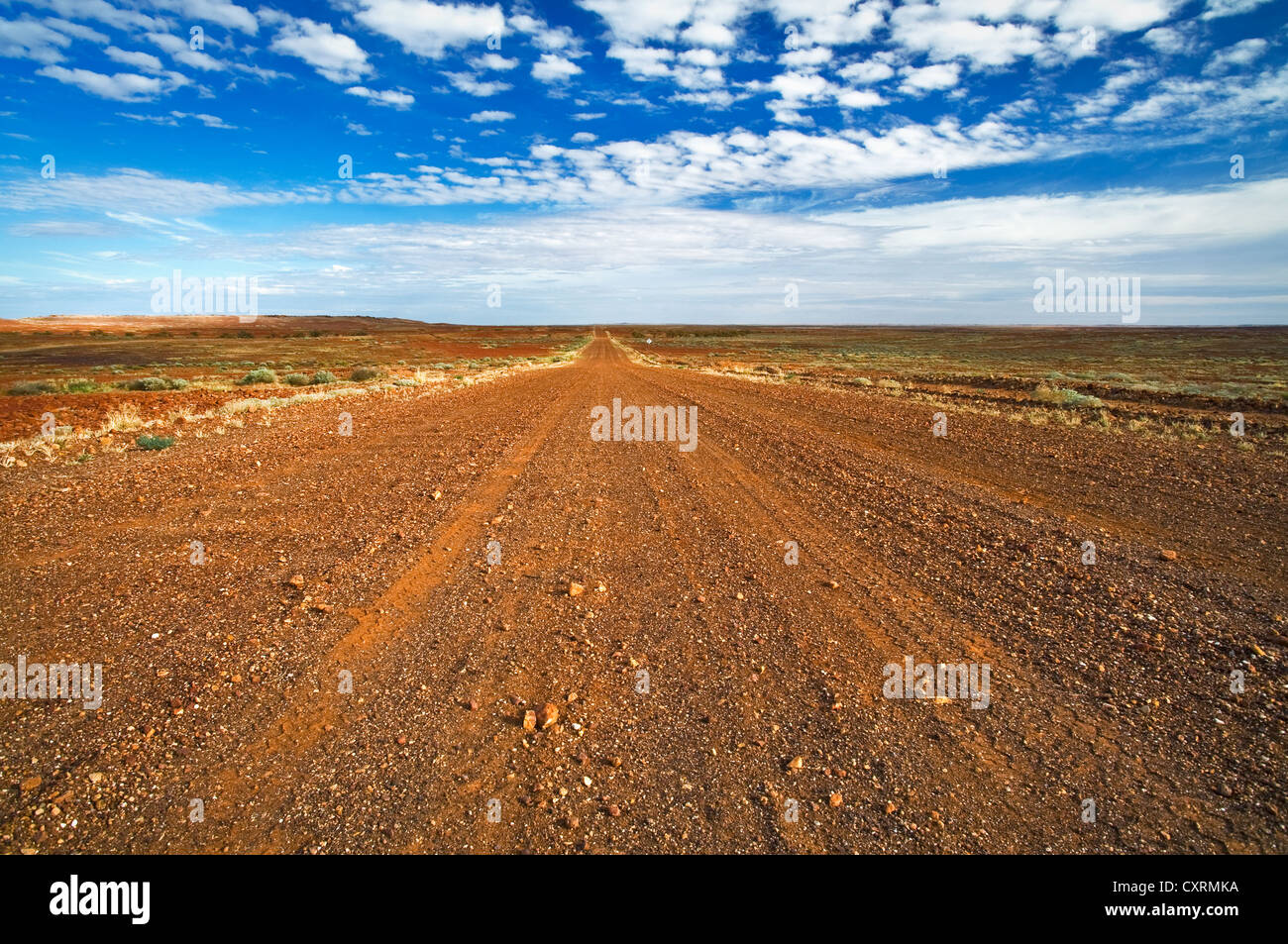 Roter Schotter auf dem berühmten Oodnadatta Track. Stockfoto