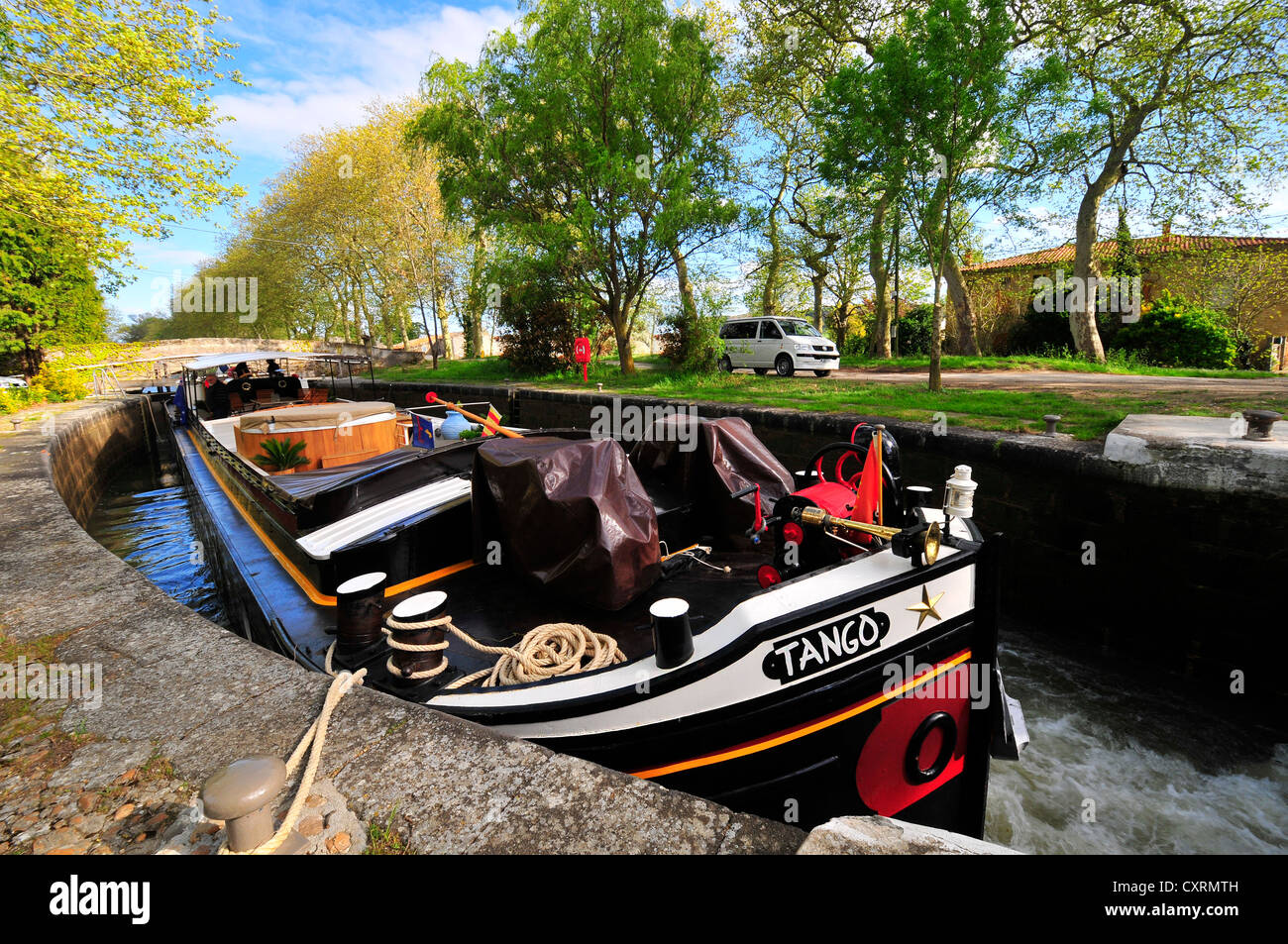 Szene von Kanalkahn in einer Schleuse erhöht, wie es in Richtung des Gipfels des Canal du Midi mit einem Wohnmobil geparkt Südfrankreich geht Stockfoto