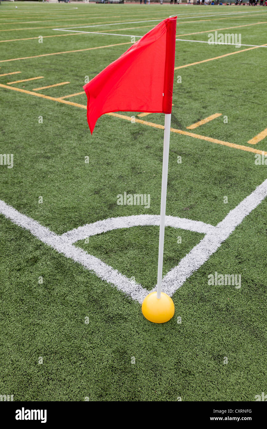 Fußballplatz mit roten Fahne Stockfoto