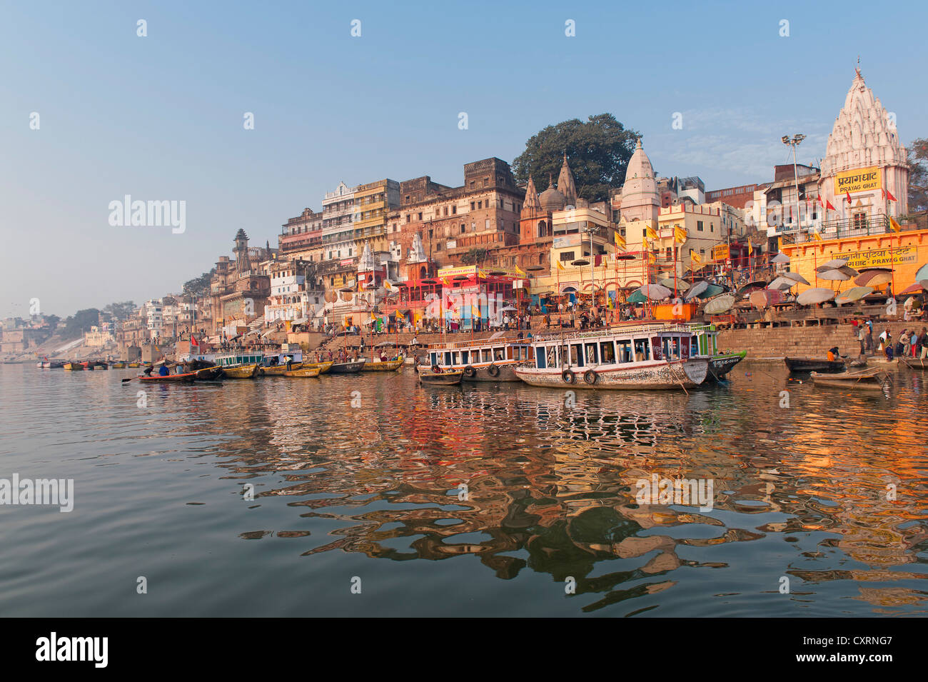 Boote, die Ghats, die Heilige Treppe, die zum Ganges, Blick auf die Stadt in den frühen Morgenstunden, Varanasi, Benares oder Kashi, Uttar Pradesh Stockfoto