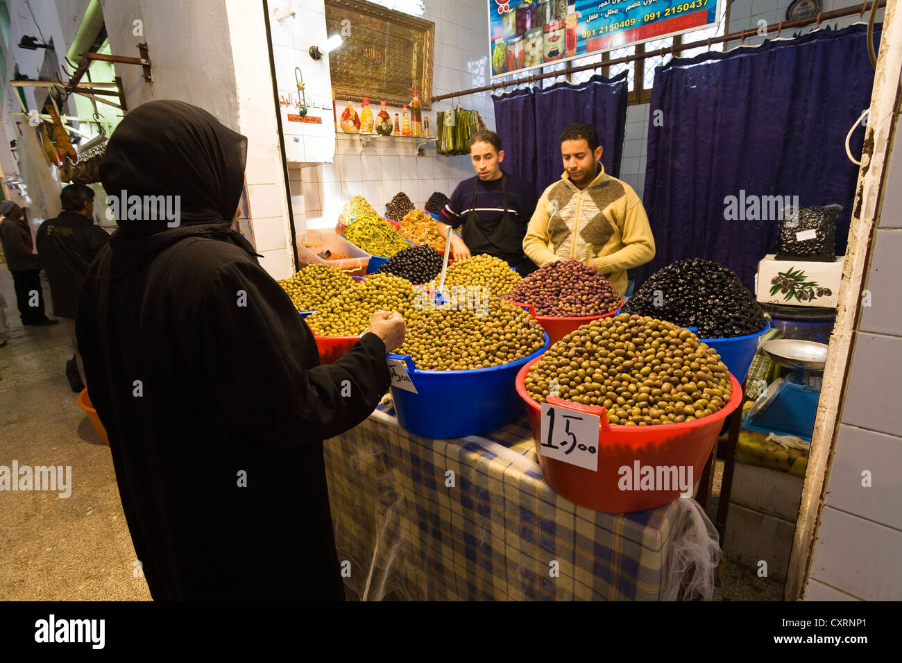 Olive-Händler auf dem Gemüsemarkt in Tripolis, Libyen, Afrika Stockfoto