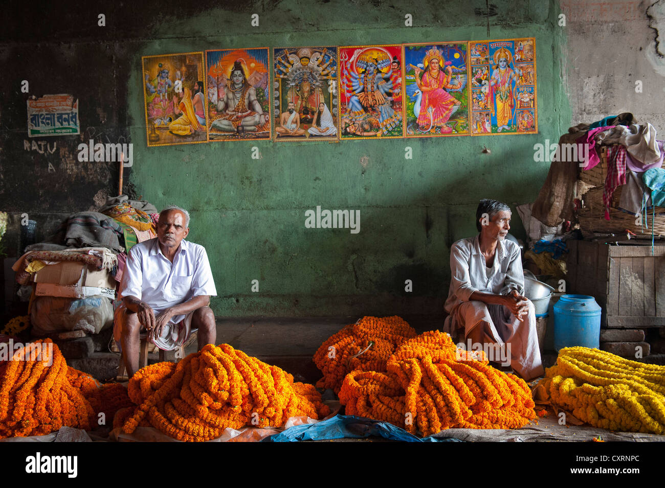 Bilder von Hindu-Götter auf einer grünen Wand, Blumenmarkt, Braut Howrah, Kalkutta, Calcutta, West-Bengalen, Ostindien, Indien, Asien Stockfoto