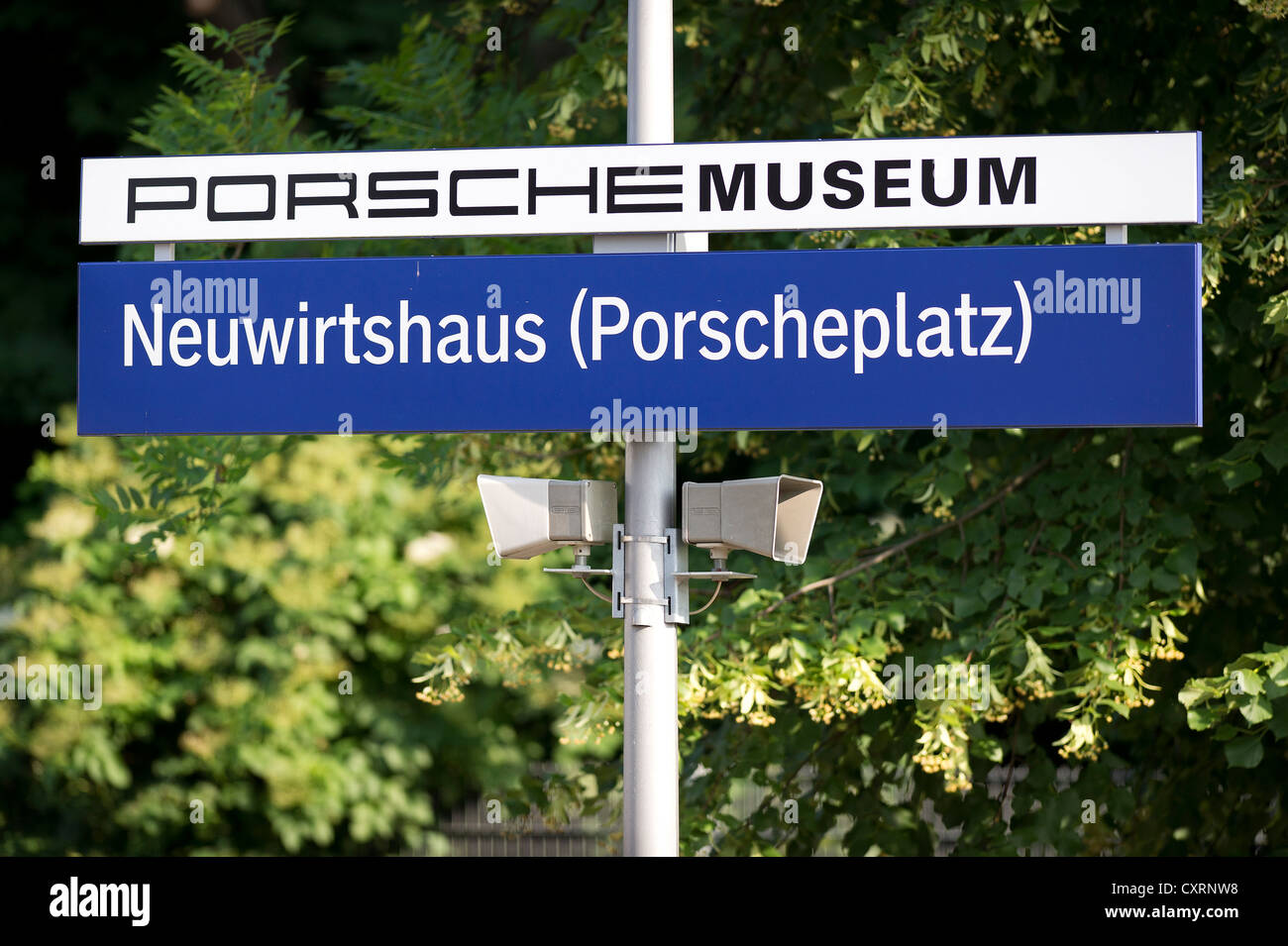 S-Bahn zu stoppen, Porsche-Museum, Neuwirtshaus Porscheplatz, Stuttgart-Zuffenhausen, Baden-Württemberg, Deutschland, Europa Stockfoto