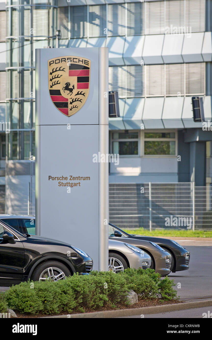 Board mit dem Porsche-Firmenlogo, Porsche Zentrum, Fabrikgebäude, Stuttgart-Zuffenhausen, Baden-Württemberg Stockfoto