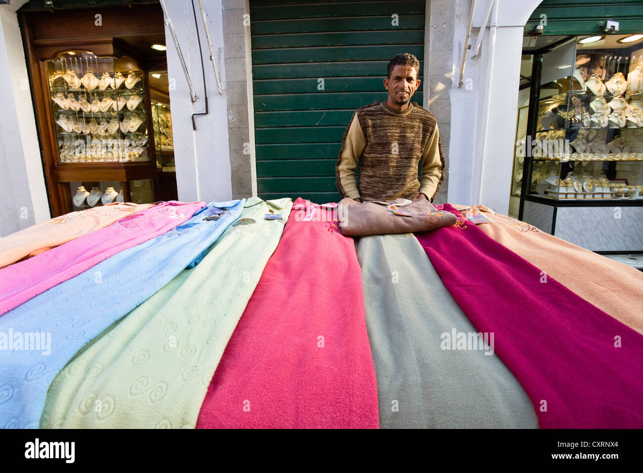 Tuch Kaufmann, Händler in der Medina, der Altstadt von Tripolis, Libyen, Nordafrika, Afrika Stockfoto