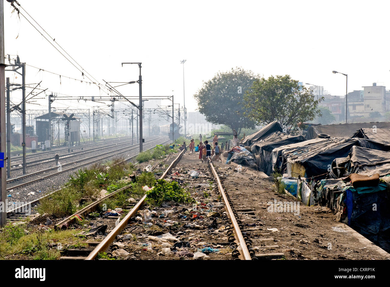 Slum-Hütten und die Kinder spielen auf Eisenbahnschienen, Shibpur Bezirk, Haora oder Howrah, Kalkutta, Indien, Asien Stockfoto