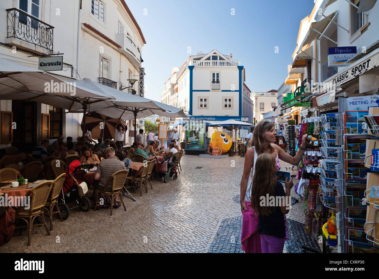 Cafés und ein Souvenir-Shop in Lagos, Algarve, Portugal, Europa Stockfoto