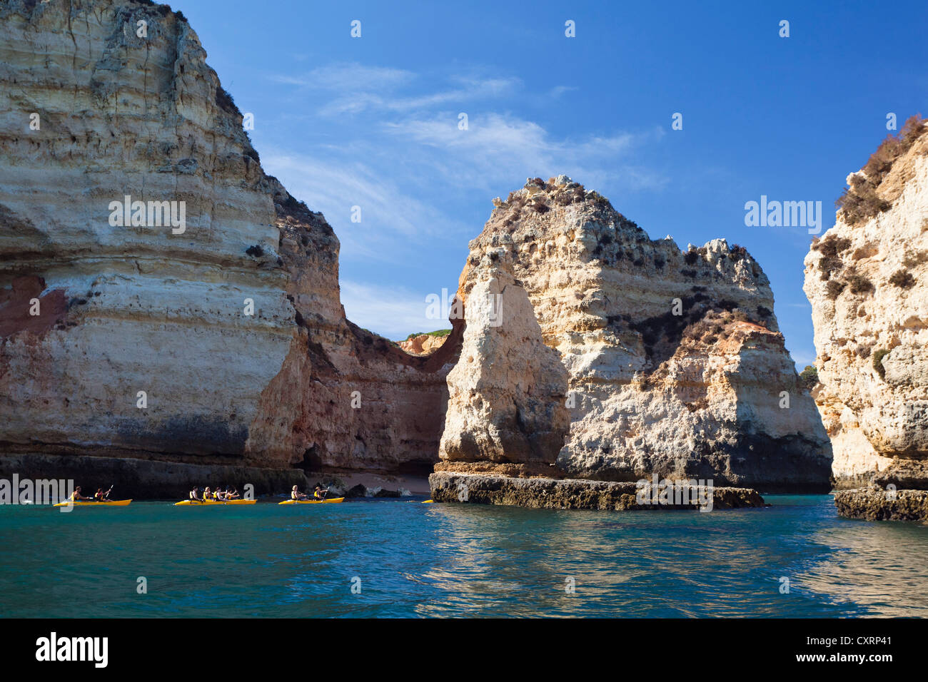 Paddler zwischen Felsformationen an der Algarve-Küste, in der Nähe von Lagos, Atlantik-Küste, Portugal, Europa Stockfoto