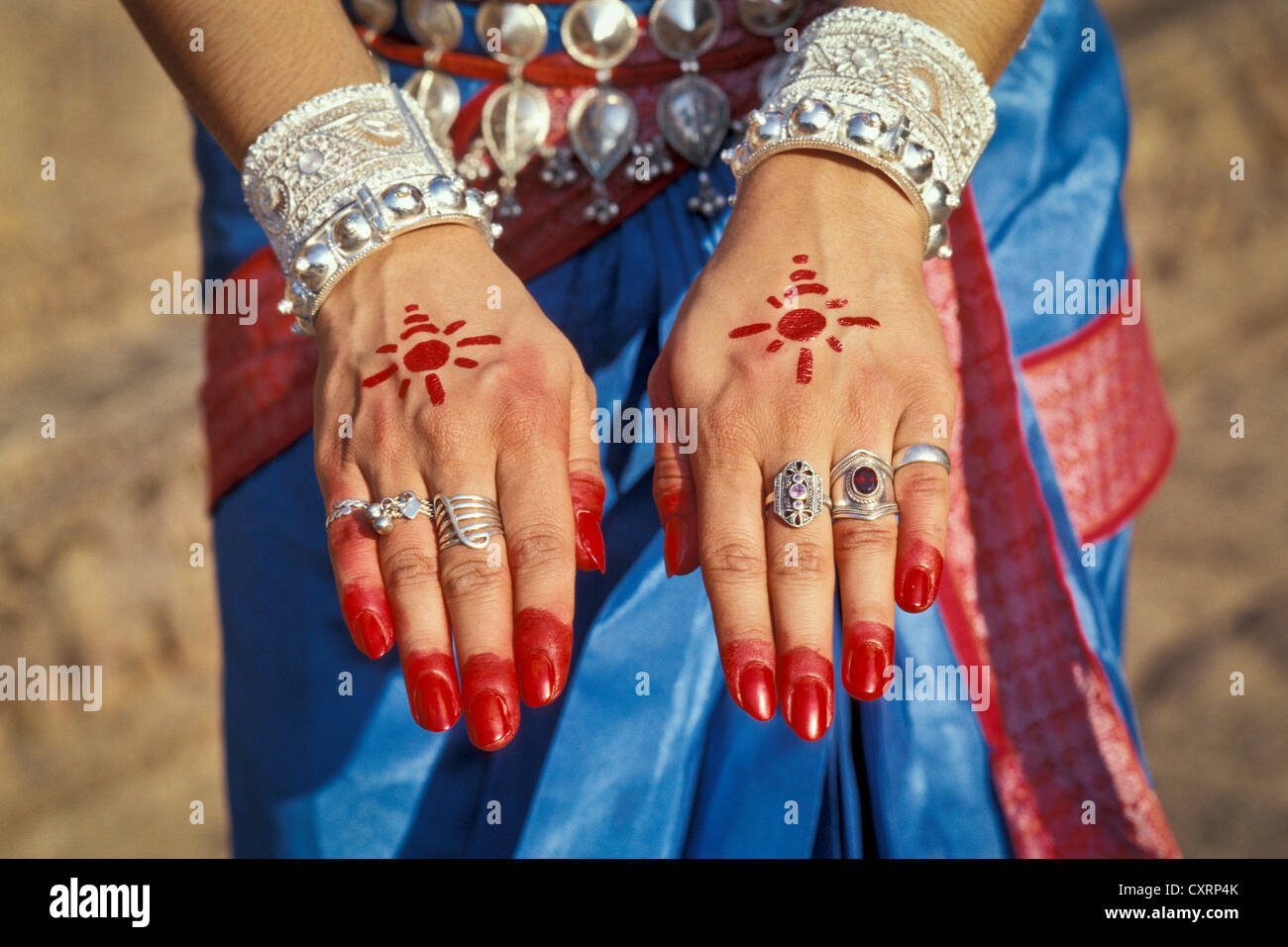 Bemalte Hände eine Odissi Tänzer, Konarak oder Konark, Orissa, Indien, Indien, Asien Stockfoto
