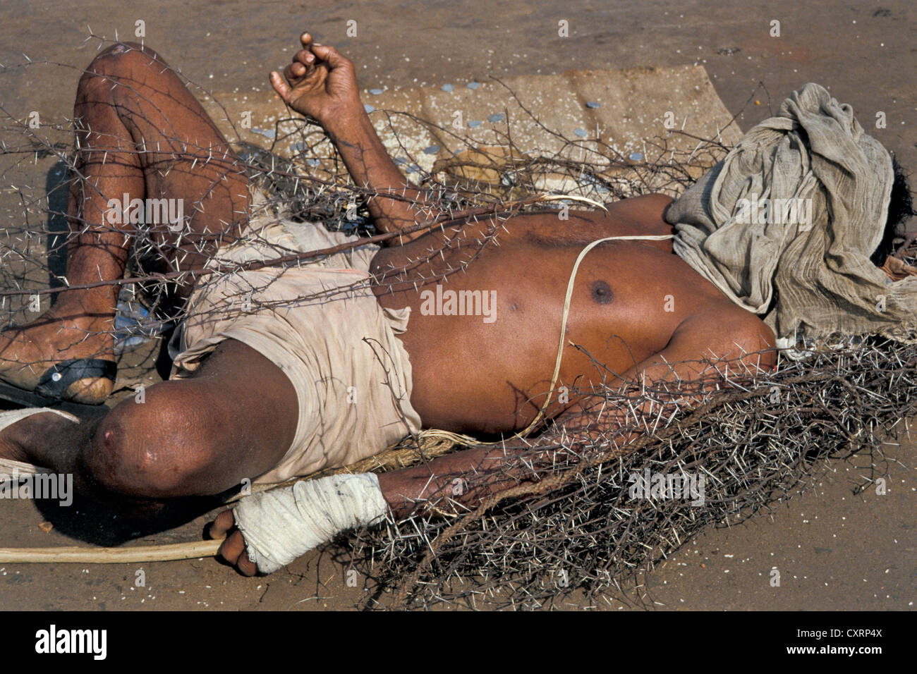 Fakir liegend auf einem Bett aus Dornen, betteln, Puri, Orissa, Indien, Indien, Asien Stockfoto