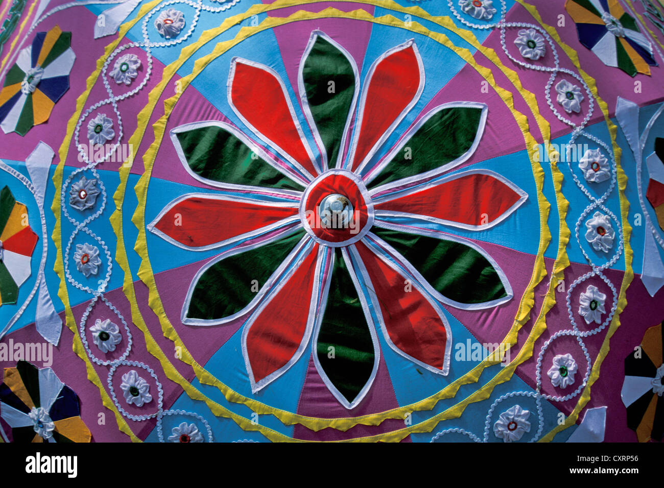 Pipli Applique Kunst auf einem bunten Sonnenschirm, Pipli, Orissa, Indien, Asien Stockfoto