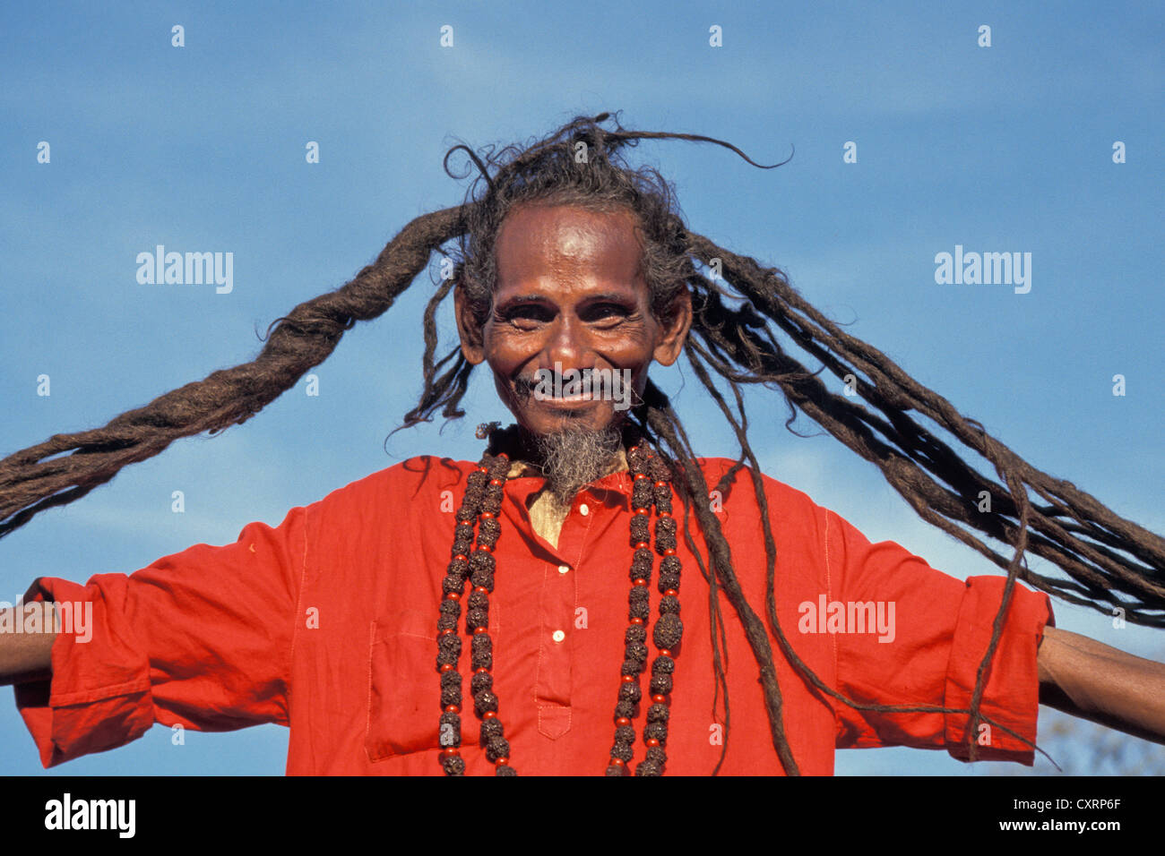 Sadhu präsentiert seine lange, verfilzten Haaren, Puri, Orissa, Indien, Indien, Asien Stockfoto