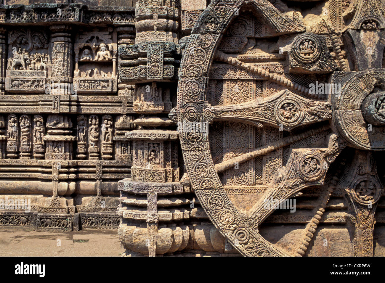 Rad geschnitzt aus Stein, Wagen der Vedische Sonnengott Surya, Surya-Tempel oder Sonne-Bügel, UNESCO-Weltkulturerbe Stockfoto