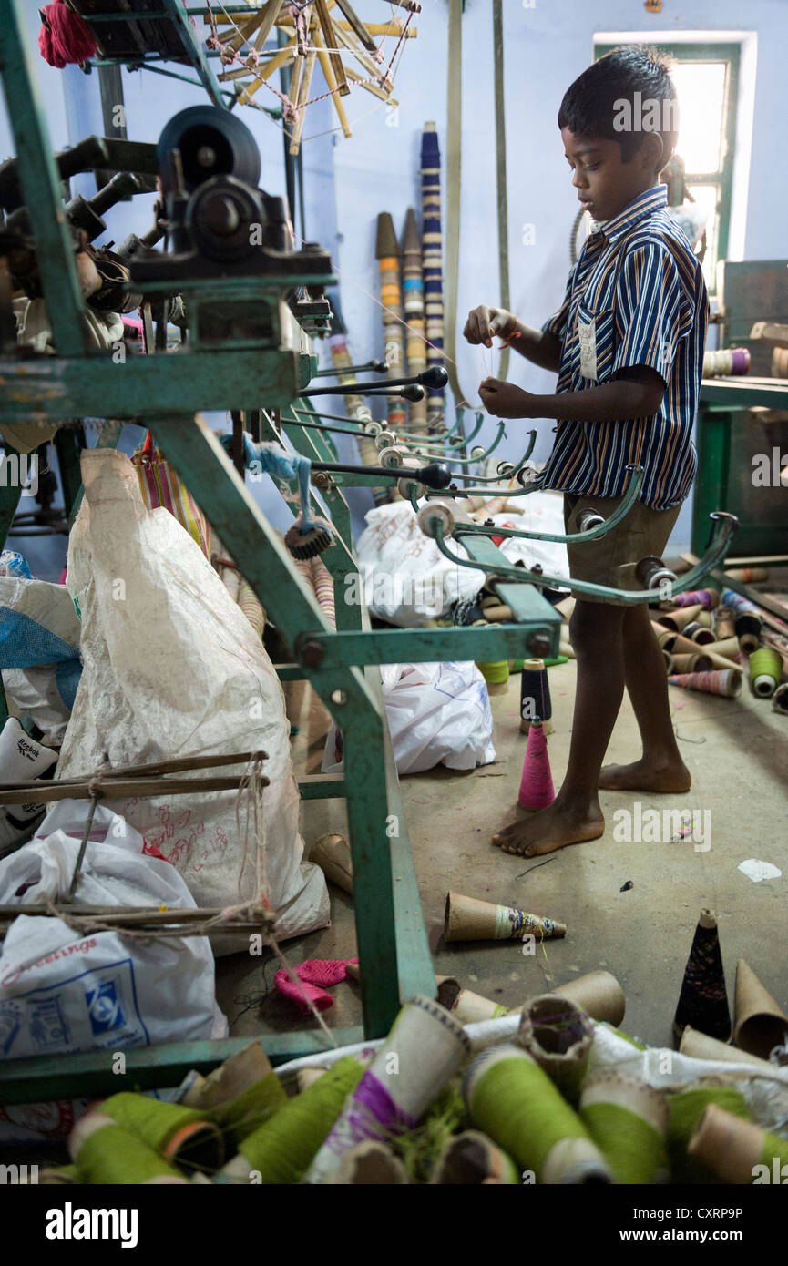 Kind Arbeiter, 11 Jahre, bedienen von Maschinen in einem Moskito-Netz Werk Karur, Tamil Nadu, Südindien, Indien, Asien Stockfoto