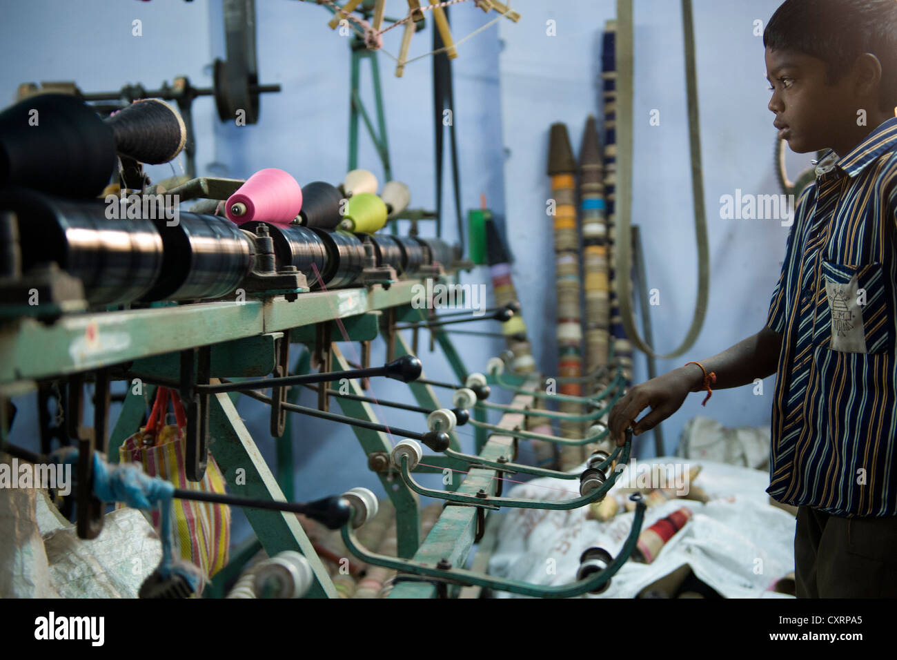 Kind Arbeiter, 11 Jahre, bedienen von Maschinen in einem Moskito-Netz Werk Karur, Tamil Nadu, Südindien, Indien, Asien Stockfoto
