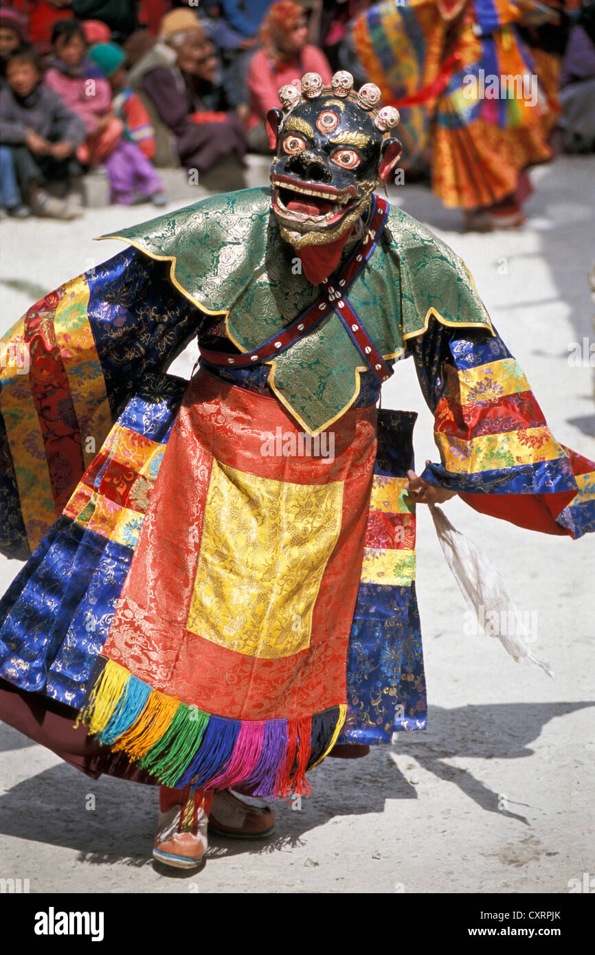 Cham-Tänzer mit roten Maske, tibetischer Maskentanz, tibetisches Kloster Festival, Sani in Padum, Zanskar, Ladakh, Jammu und Kaschmir Stockfoto