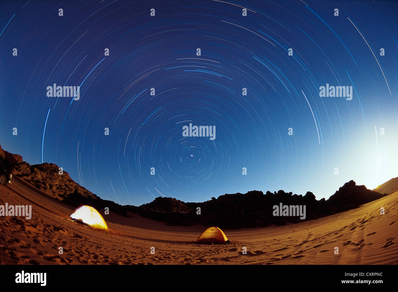 Zelten unter dem Sternenhimmel in der libyschen Wüste Sterne Wanderwege, Wadi Awis Acacus Berge, Libyen, Sahara, Afrika Stockfoto