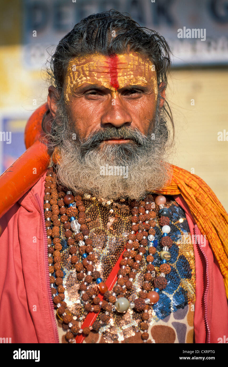 Mann verkleidet als mythische Geld Gott Hanuman mit einem Verein aus dem Ramayana-Epos, Khajuraho, Madhya Pradesh, Indien, Asien Stockfoto