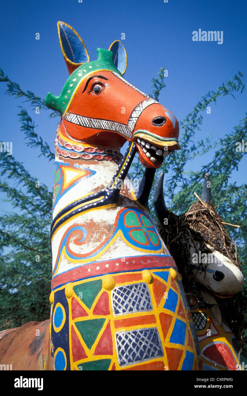 Pferd ausgefertigt von Ton, lackiert rot, in der Nähe von Karaikudi, Tamil Nadu, Südindien, Indien, Asien Stockfoto
