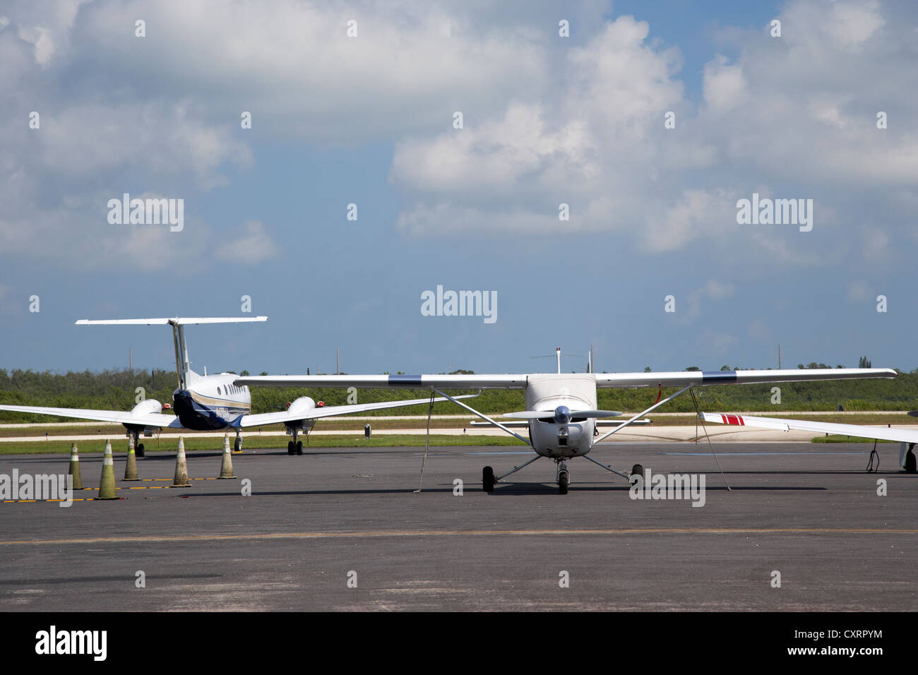 Leichtflugzeug festgebunden auf Stand auf internationalen Flughafen Key West Florida Keys Usa Stockfoto