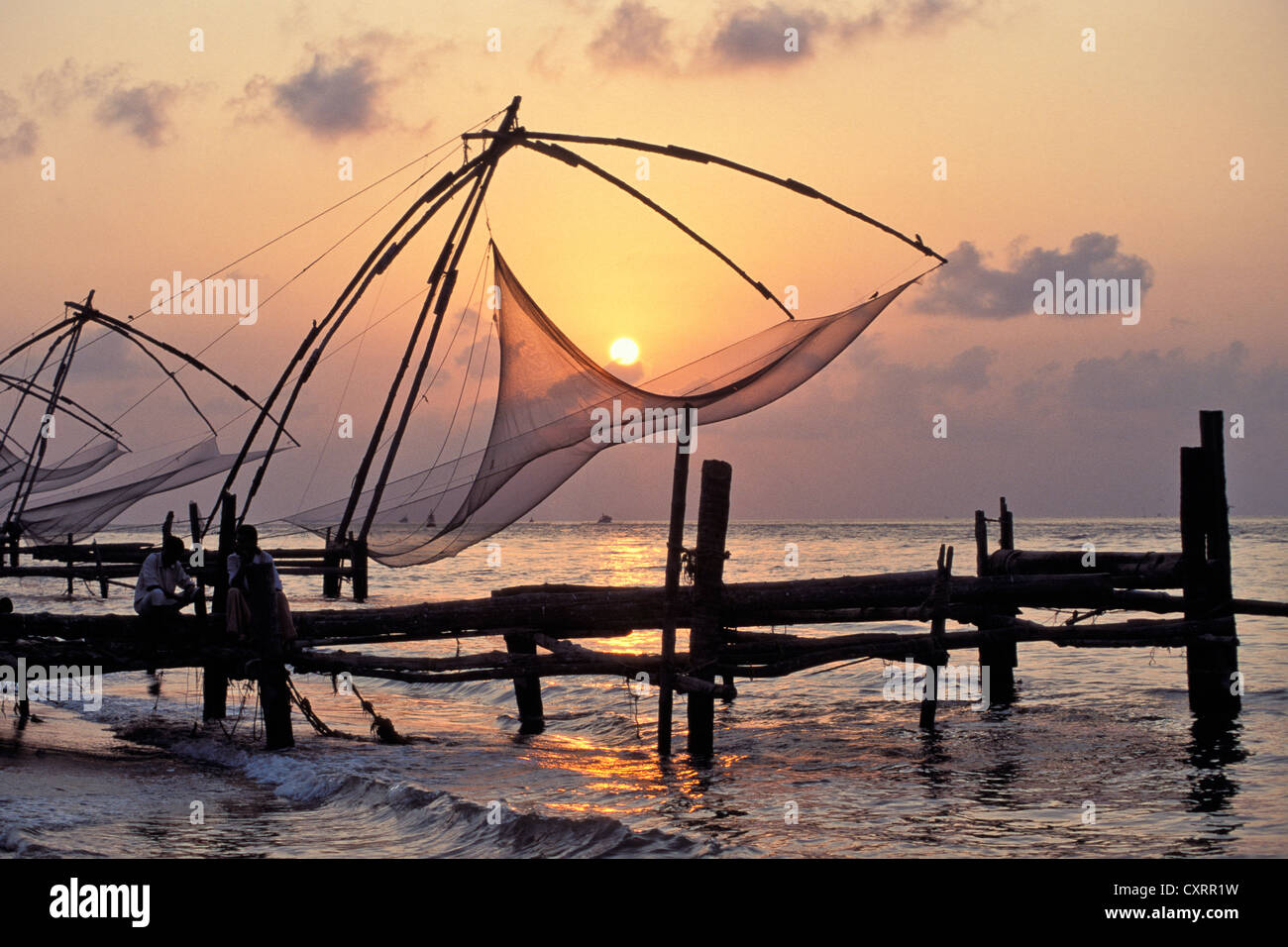 Chinesische Fischernetze, Küste des Arabischen Meeres bei Sonnenuntergang, Fort Kochi, Cochin, Kerala, Südindien, Indien, Asien Stockfoto