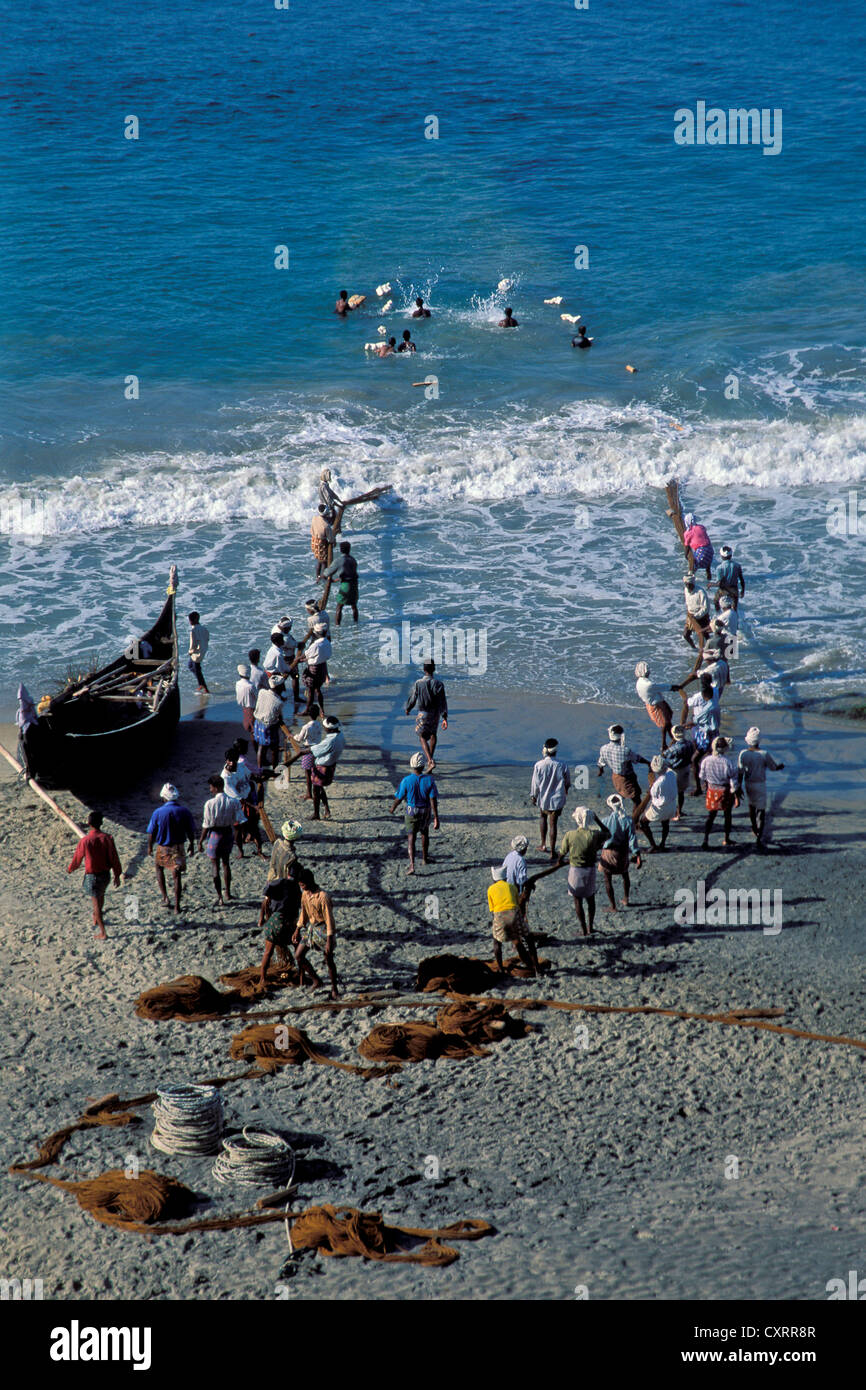 Fischer ziehen ihre Netze, Strand, Kovalam, Kerala, Südindien, Indien, Asien Stockfoto