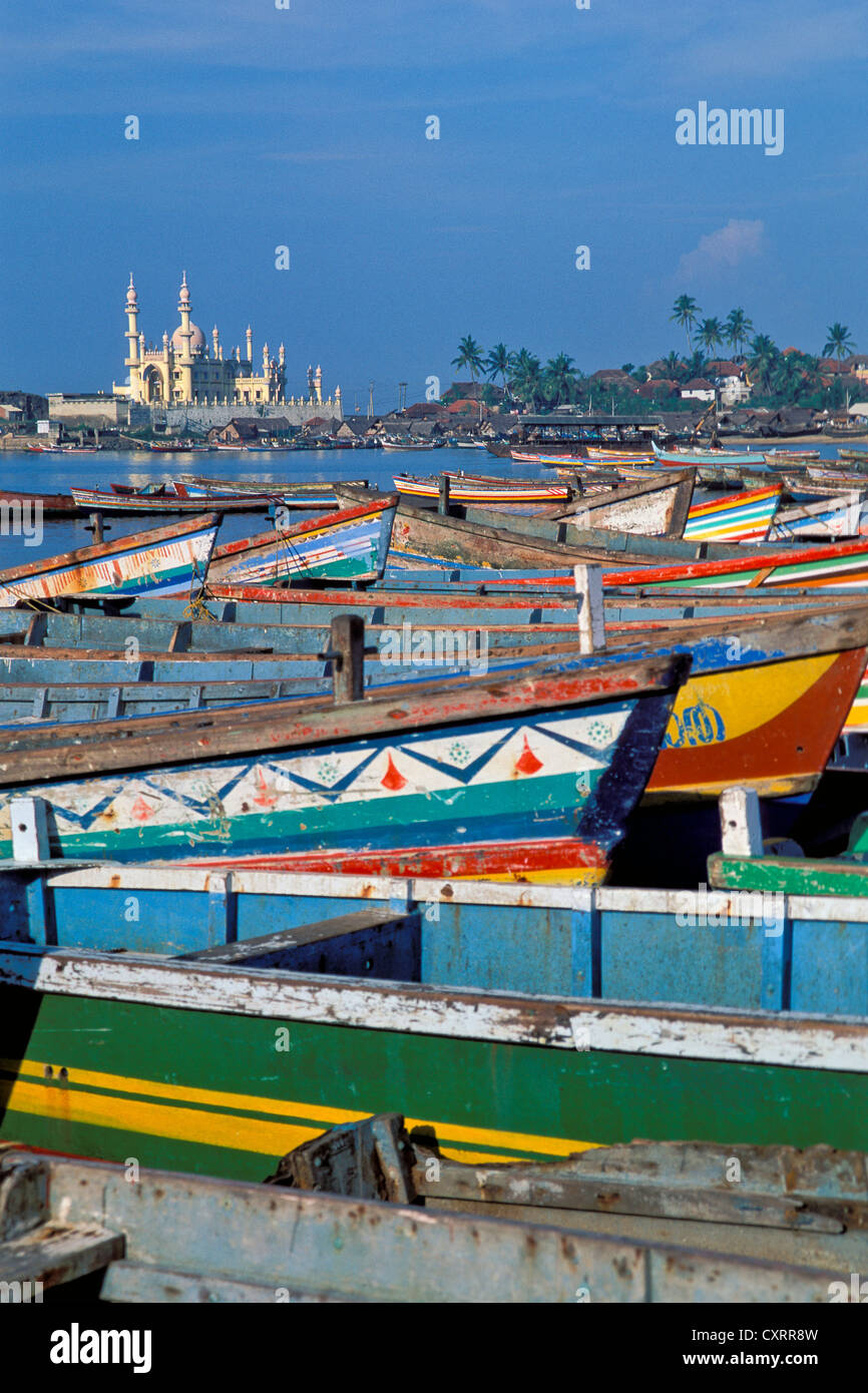 Bunte Fischerboote, Moschee, Kovalam, Kerala, Südindien, Indien, Asien Stockfoto