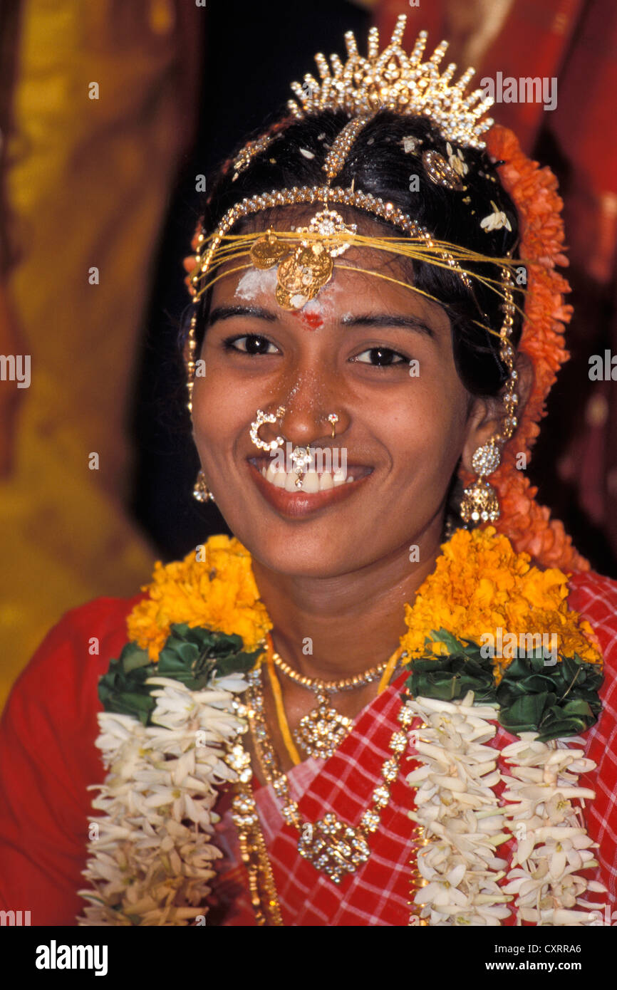 Robe Braut, Lächeln, Tamil, Hochzeit, Pondicherry, Tamil Nadu, Indien, Asien Stockfoto