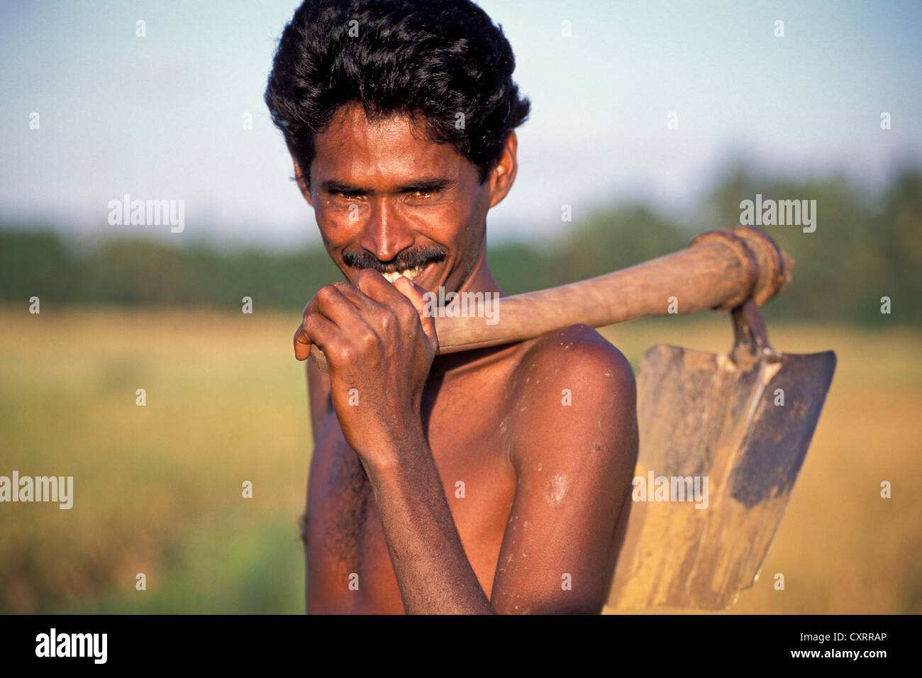 Lächelnde Bauern mit einem Rechen, Swamimalai, Tamil Nadu, Südindien, Indien, Asien Stockfoto