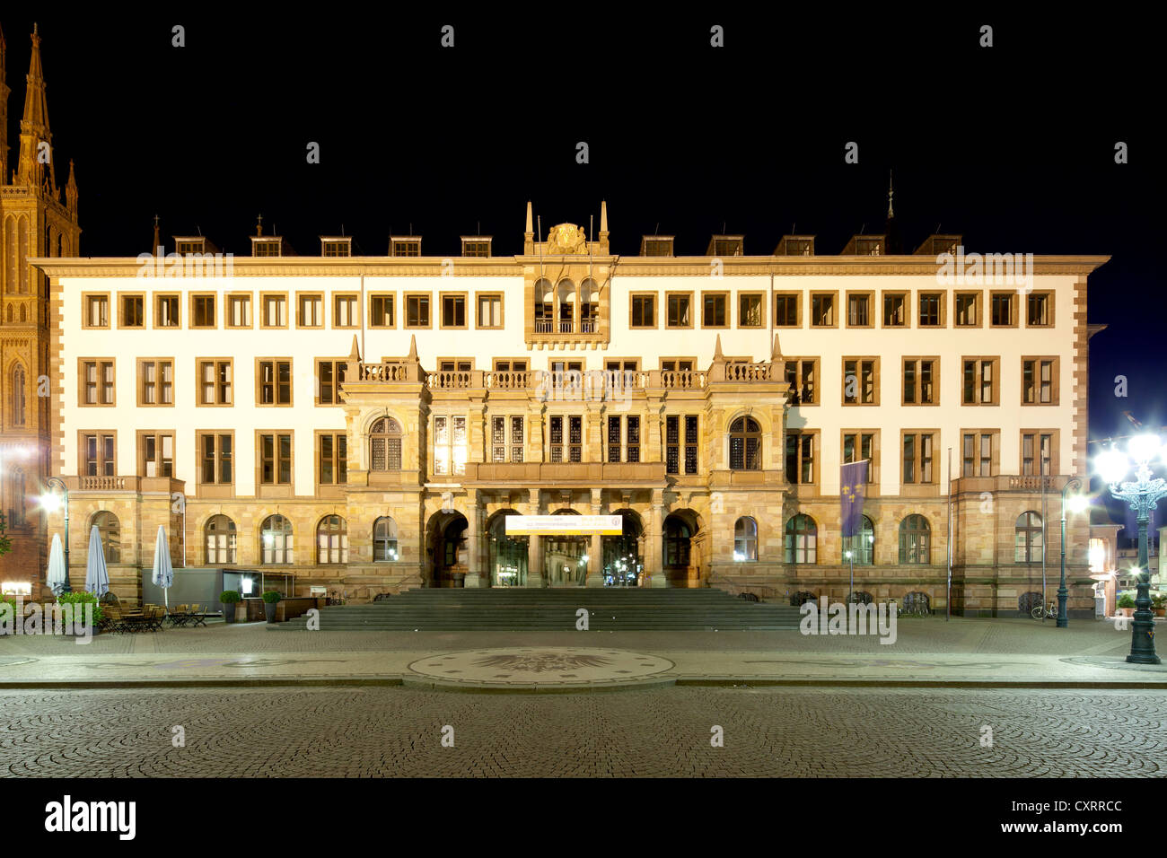 Neues Rathaus, Blick von Burg Quadrat, in der Nacht, Wiesbaden, Hessen, Deutschland, Europa, PublicGround Stockfoto