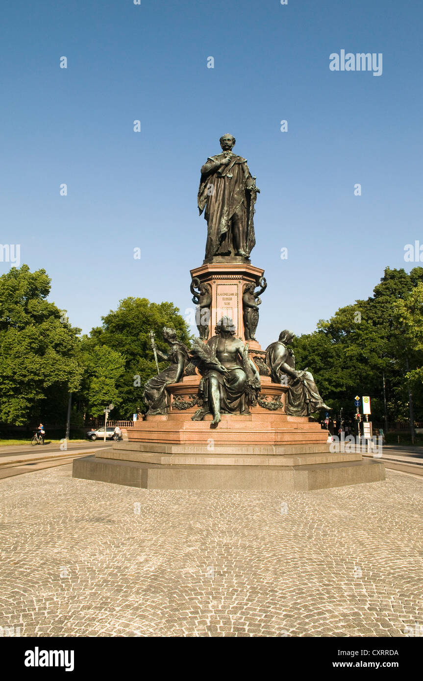 Max-Denkmal an der Maximilianstraße Street, Denkmal für König Maximilian II., mit allegorischen Statuen der Tugenden der Herrscher Stockfoto