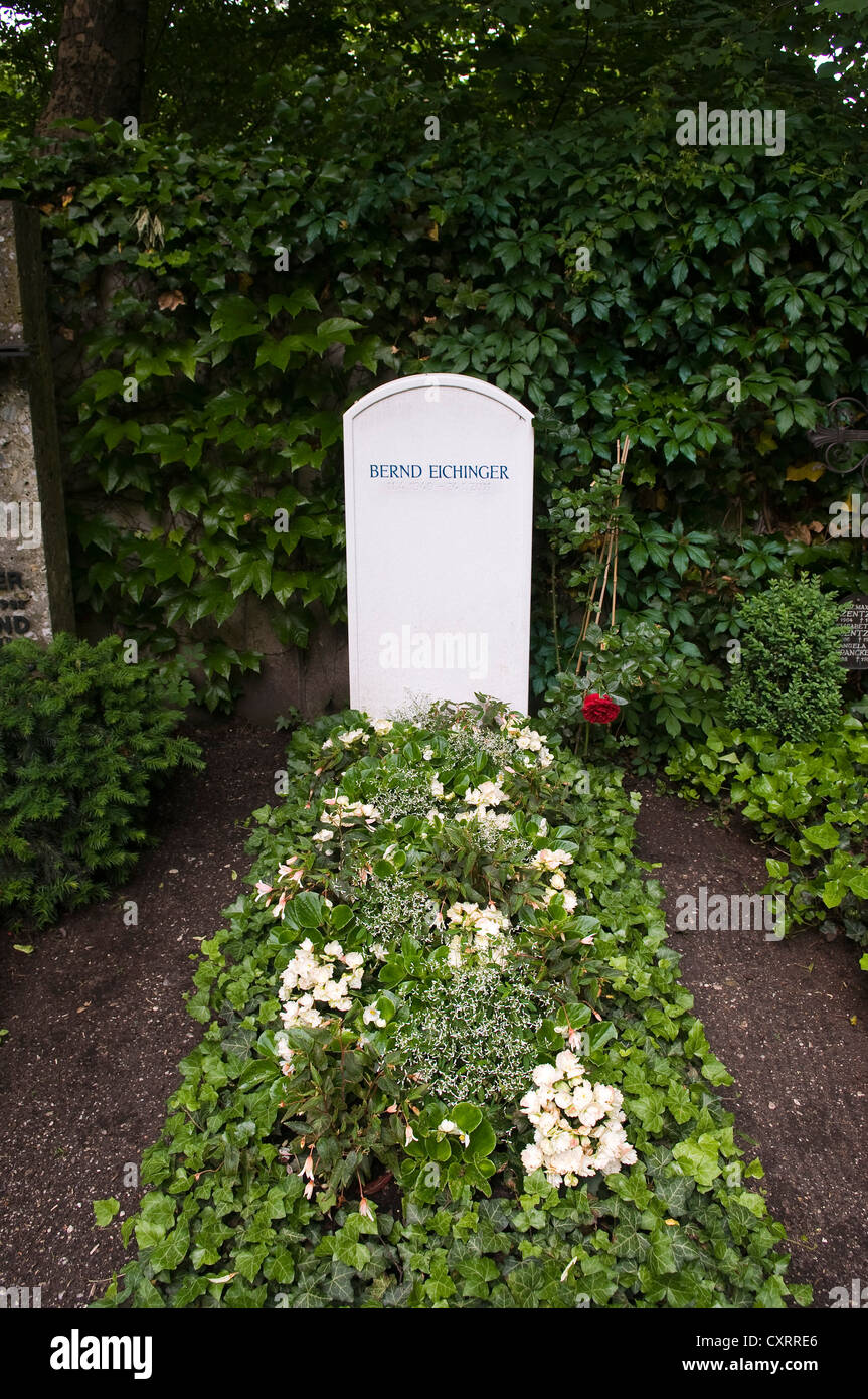Grab von Bernd Eichinger, Filmproduzent, Drehbuchautor und Regisseur, alten Bogenhausener Friedhof Friedhof an der Dorfkirche Stockfoto