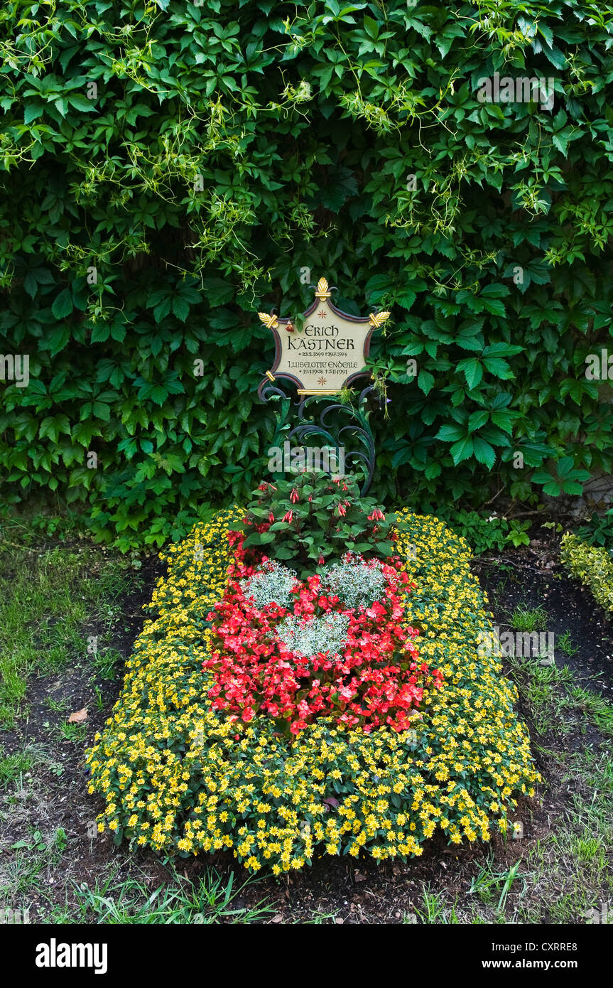 Grab von Erich Kaestner, deutscher Schriftsteller, alten Bogenhausener Friedhof Friedhof im Dorf Kirche von St. Georg, München Stockfoto