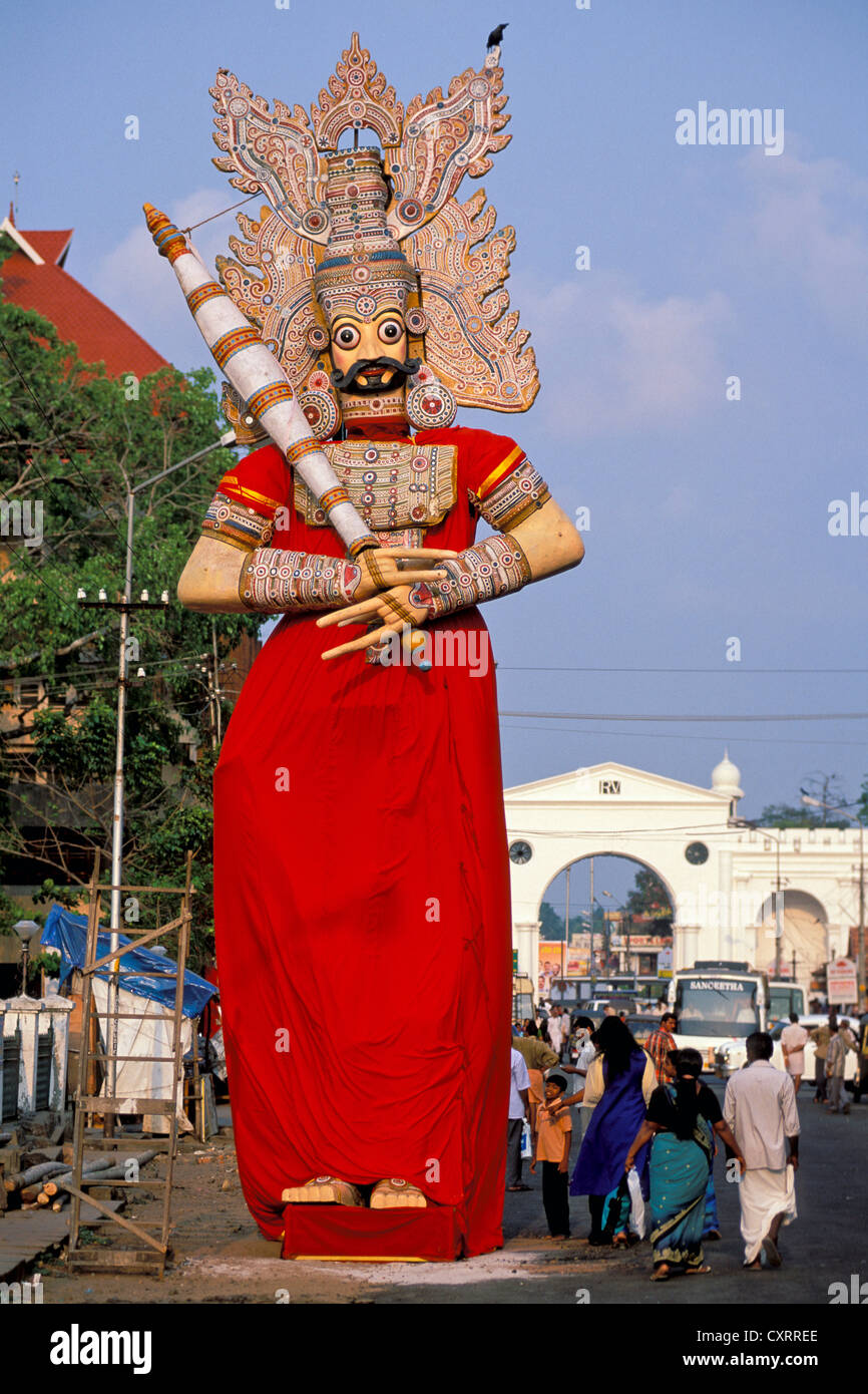 Rot gekleidete Wächter Figur an die hinduistischen Tempel Padmanabhaswamy, Trivandrum oder Thiruvanathapuram, Kerala, Südindien, Indien Stockfoto