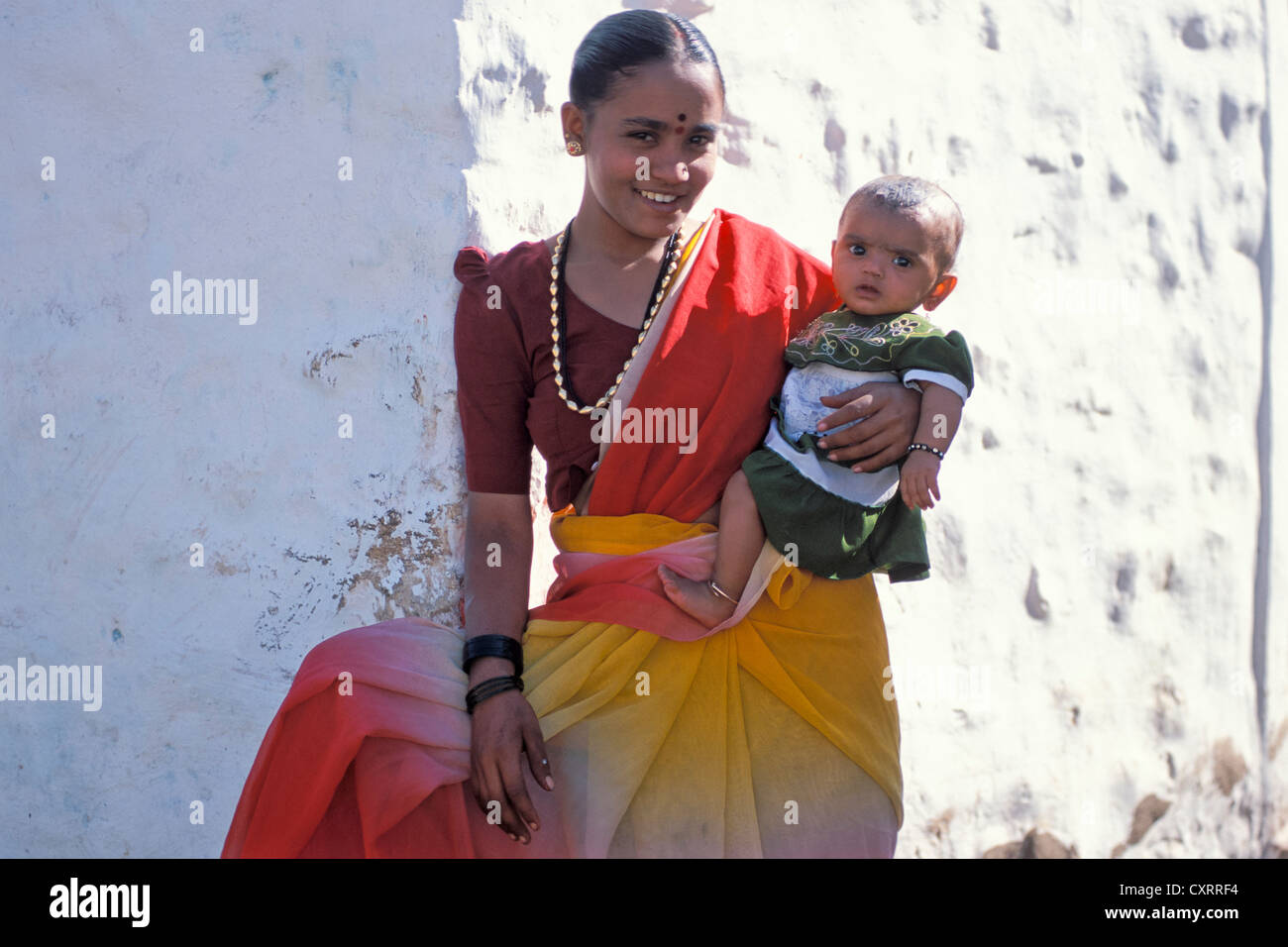 Frau mit einem Kind, Badami, Karnataka, Südindien, Indien, Asien Stockfoto