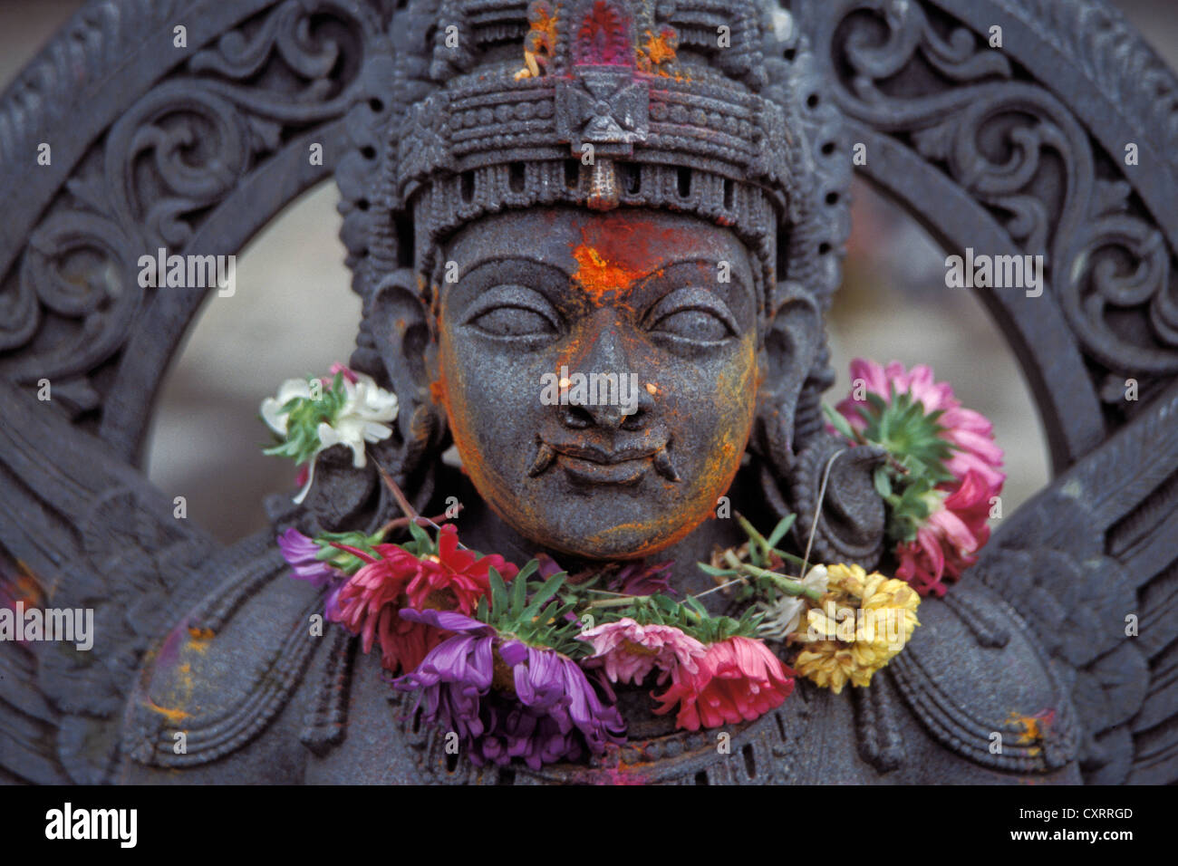 Garuda-Statue mit einem Kranz von Blumen, Statue einer Gottheit Hoysala Stil, Belur, Karnataka, Südindien, Indien, Südasien Stockfoto Garuda-Statue mit einem Kranz von Blumen, Statue einer Gottheit Hoysala Stil, Belur, Karnataka, Südindien, Indien, Südasien Stockfoto