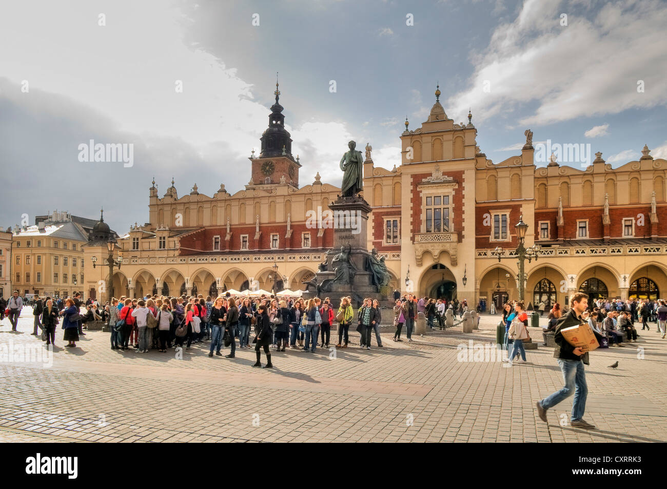 Adam Mickiewicz Denkmal vor Sukiennice oder Tuchhallen mit Rathausturm auf die hintere, historische Gebäude am Rynek Stockfoto