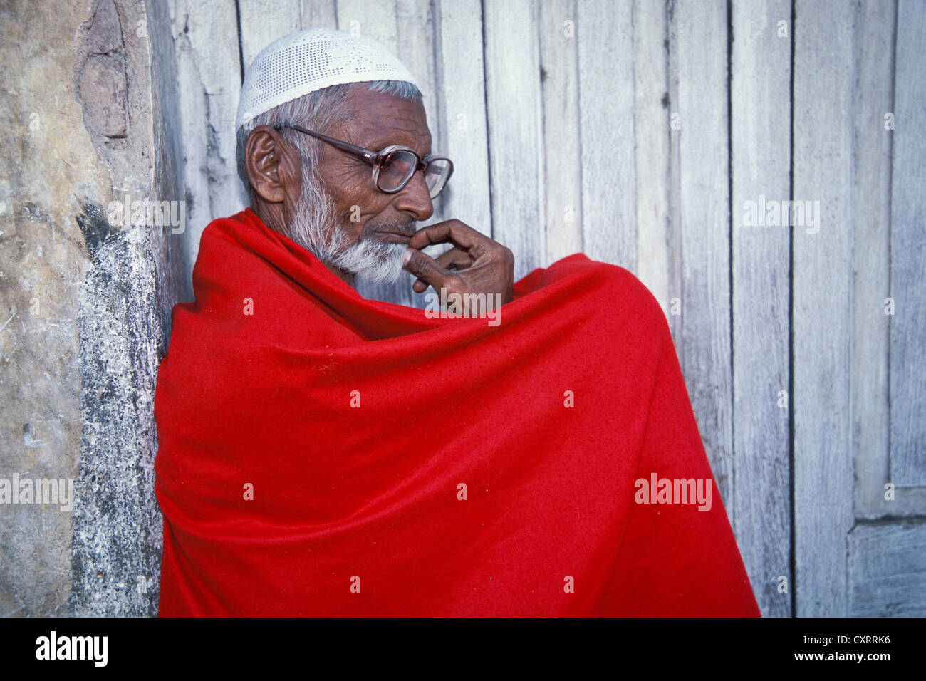 Muslimischen Mann mit einem roten Umhang, Mumbai oder Bombay, Maharashtra, Indien, Asien Stockfoto