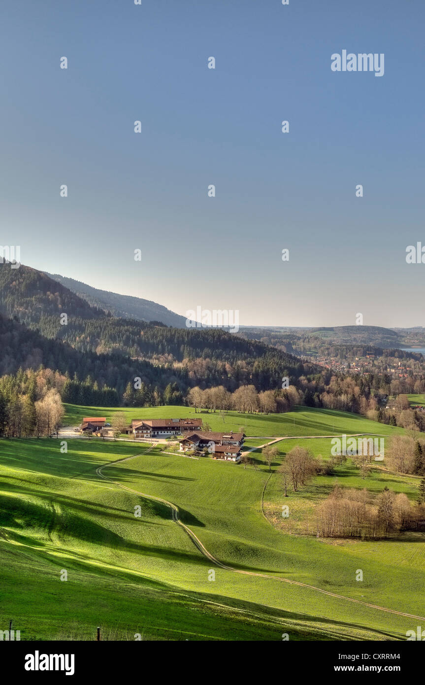 Bad Wiessee vor See Tegernsee im Frühjahr, Upper Bavaria, Bayern, Deutschland, Europa Stockfoto