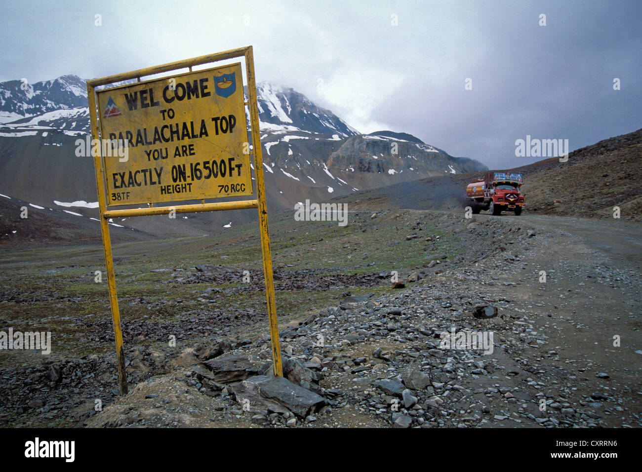 Straßenschild, LKW erreicht den höchsten Punkt des Passes, Baralacha La oder Baralacha Pass, Ladakh, indischen Himalaya Stockfoto
